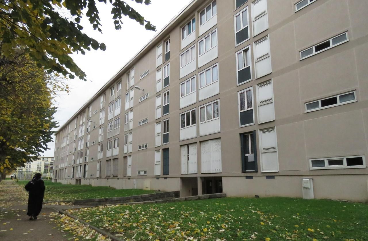 Sarcelles (Val-d'Oise). C’est au pied de cet immeuble au 4, allée Jean-Honoré-Fragonard, que la victime avait été retrouvée inconsciente, après avoir reçu plusieurs coups de couteau en novembre 2020. LP/T.C