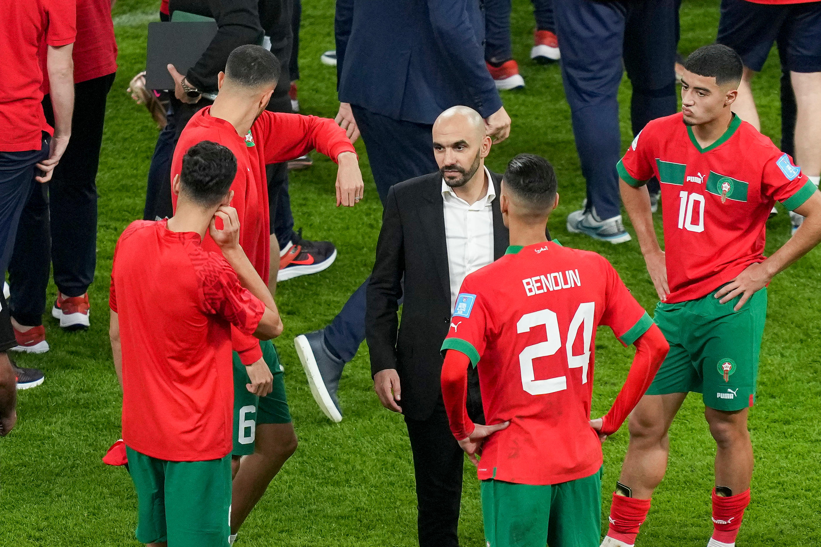 Walid Regragui, le sélectionneur marocain, au milieu de ses joueurs à la fin du match face à la Croatie. Icon sport/Manuel Reino Berengui