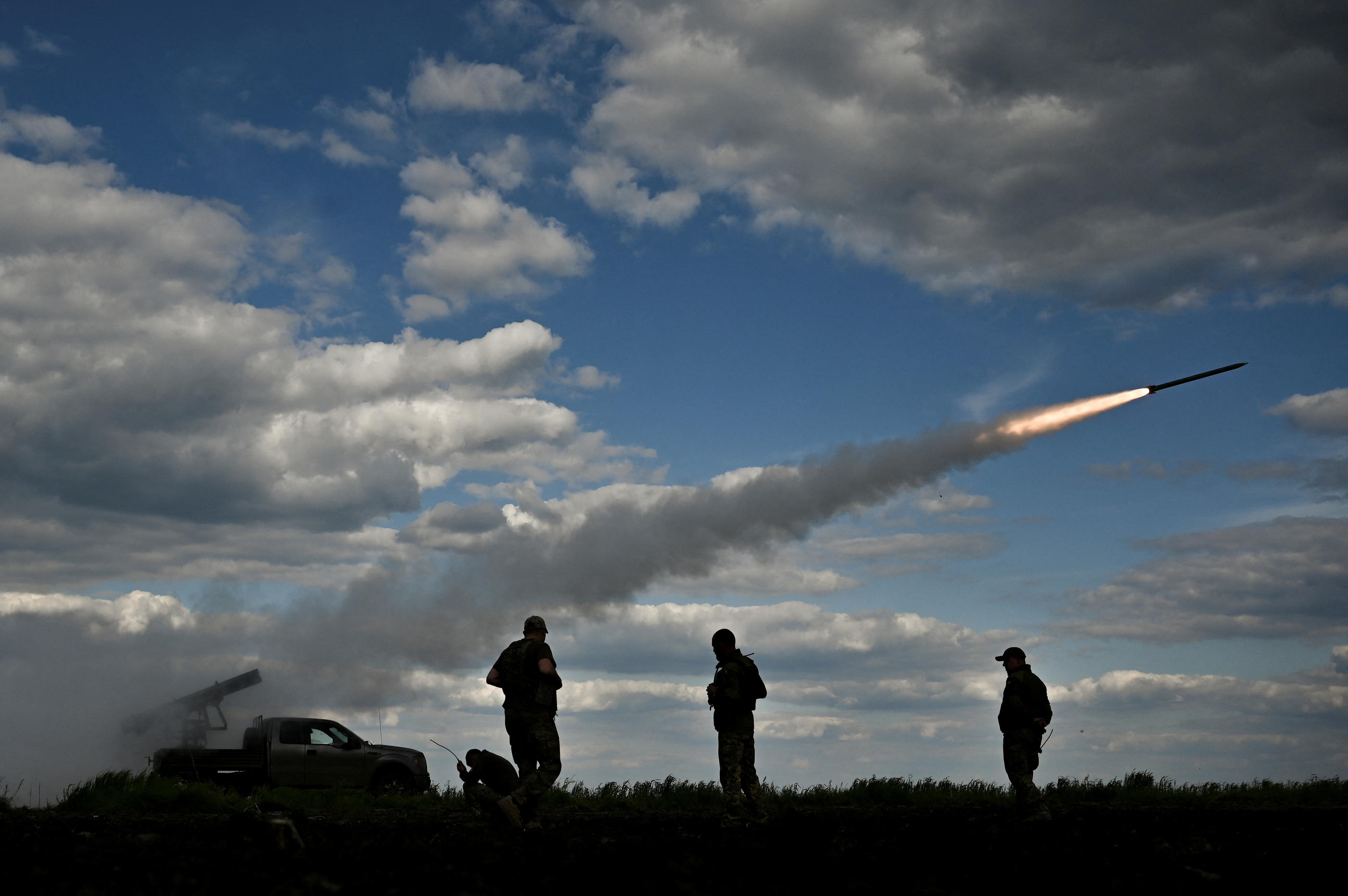 Des soldats ukrainiens utilisent un système de lance-roquettes Partyzan vendredi 12 mai dans la région de Zaporijjia. REUTERS/Stringer