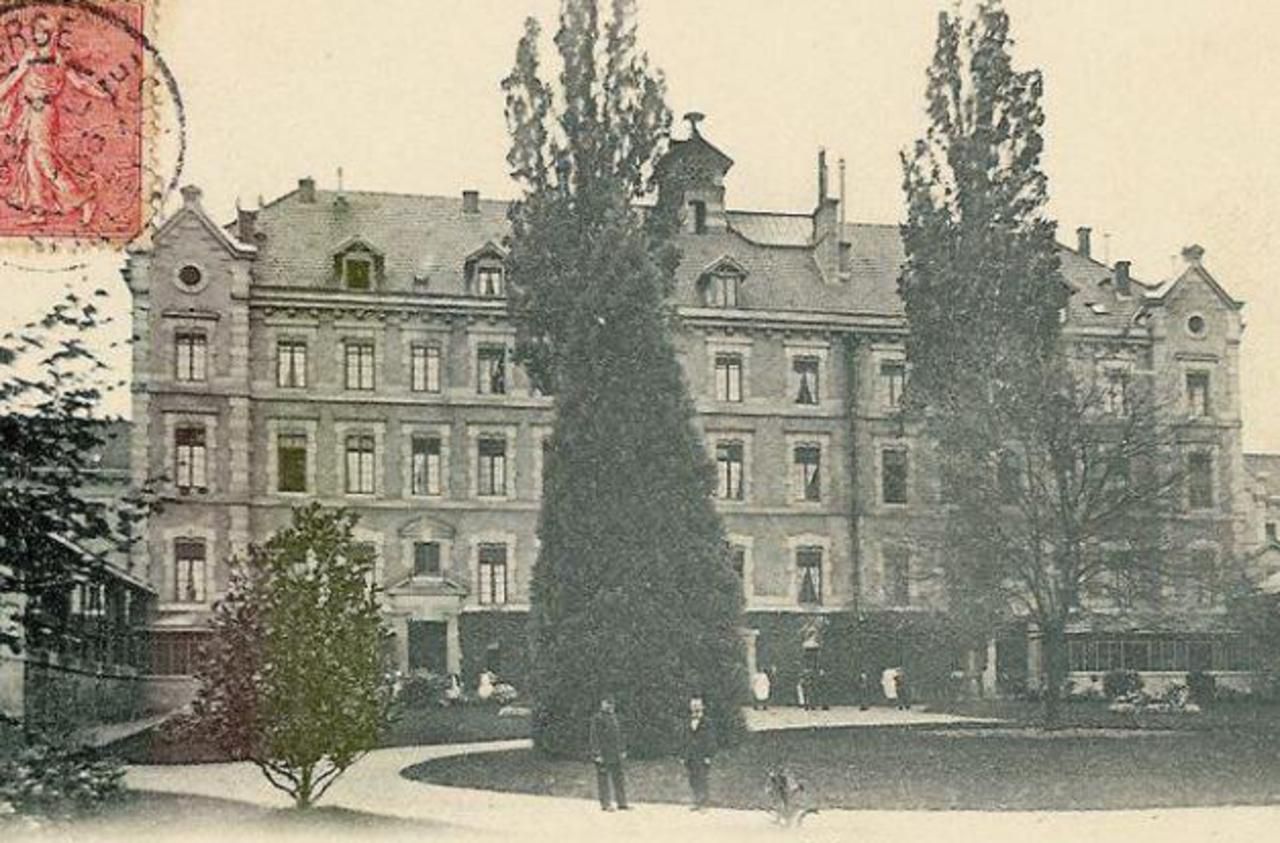 <b></b> L’asile de Perray-Vaucluse de Sainte-Geneviève-des-Bois, ici la cour d’honneur des services généraux, a été inauguré le 25 janvier 1869. 