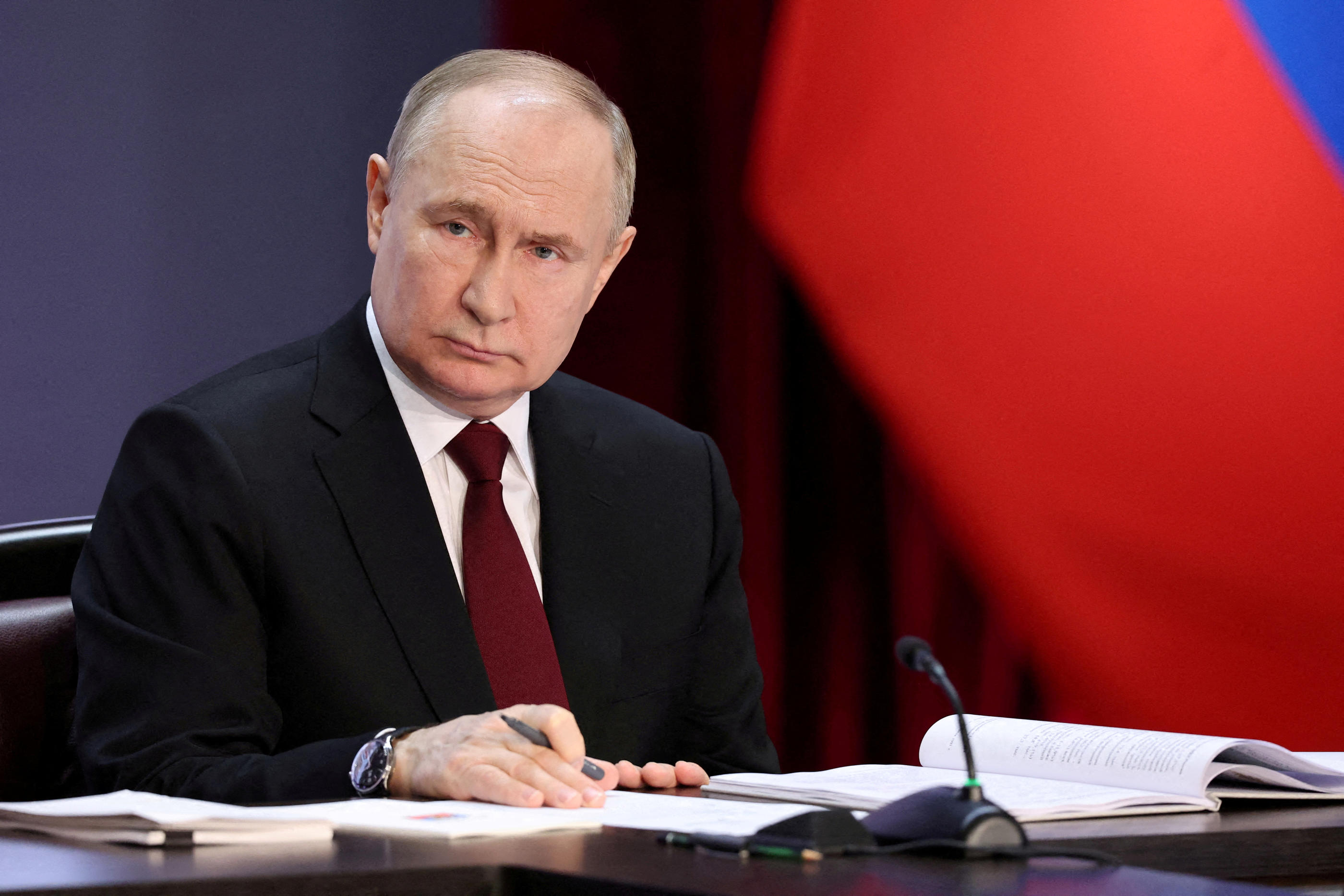 Ce mardi, le président russe Vladimir Poutine a appelé à « la retenue » dans un entretien avec son homologue iranien, Ebrahim Raïssi. Reuters/Sputnik/Sergei Savostyanov/Kremlin