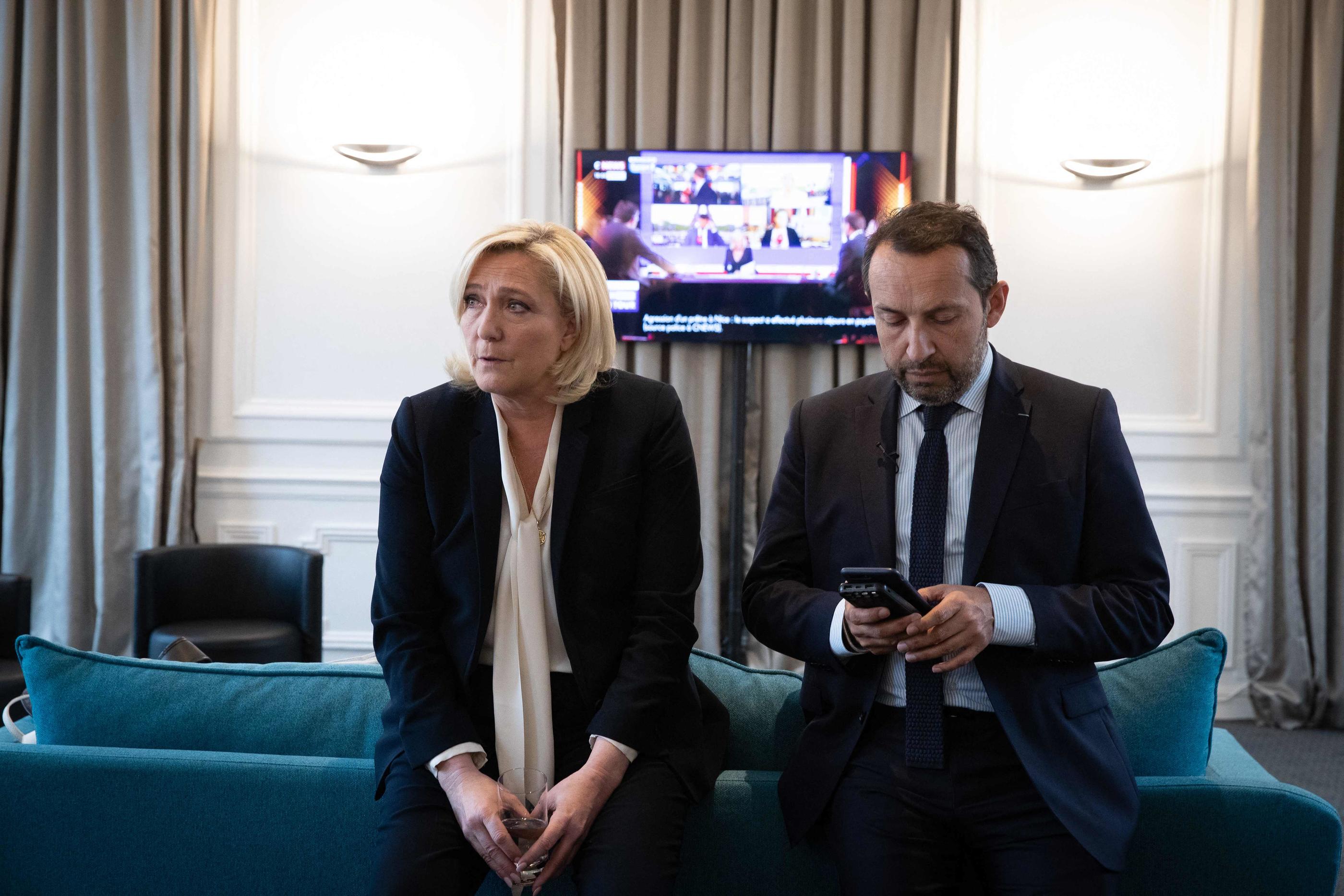 Marine Le Pen et Sébastien Chenu avant les résultats du second tour de l'élection présidentielle, à Paris le 24 avril 2022.  JOEL SAGET/AFP