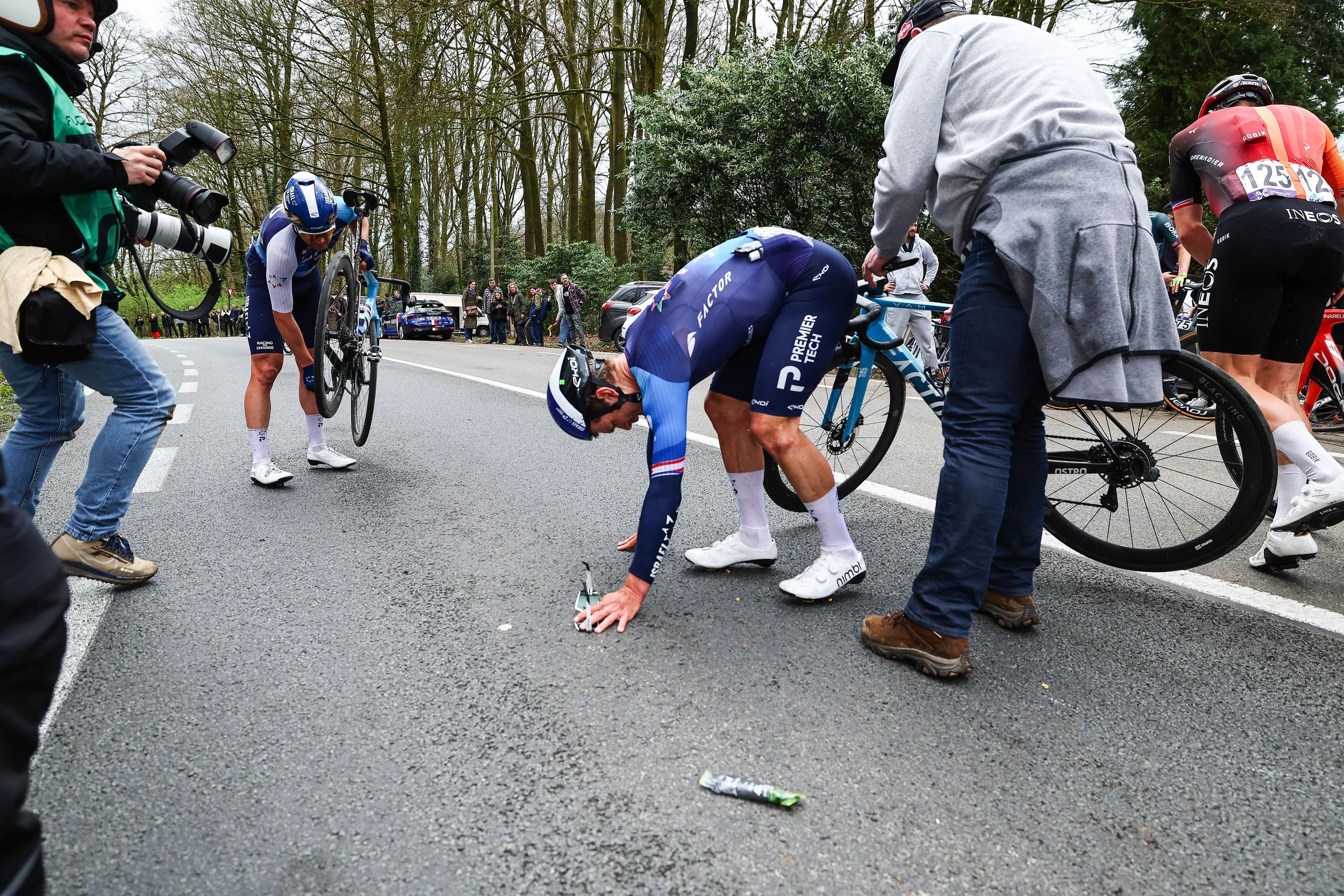 A la suite d'une chute des coureurs lors du Tour des Flandres ce dimanche, Anke Sneyers, spectatrice au bord de la route, a été renversée et elle risque de manquer les Jeux paralympiques. Icon Sport