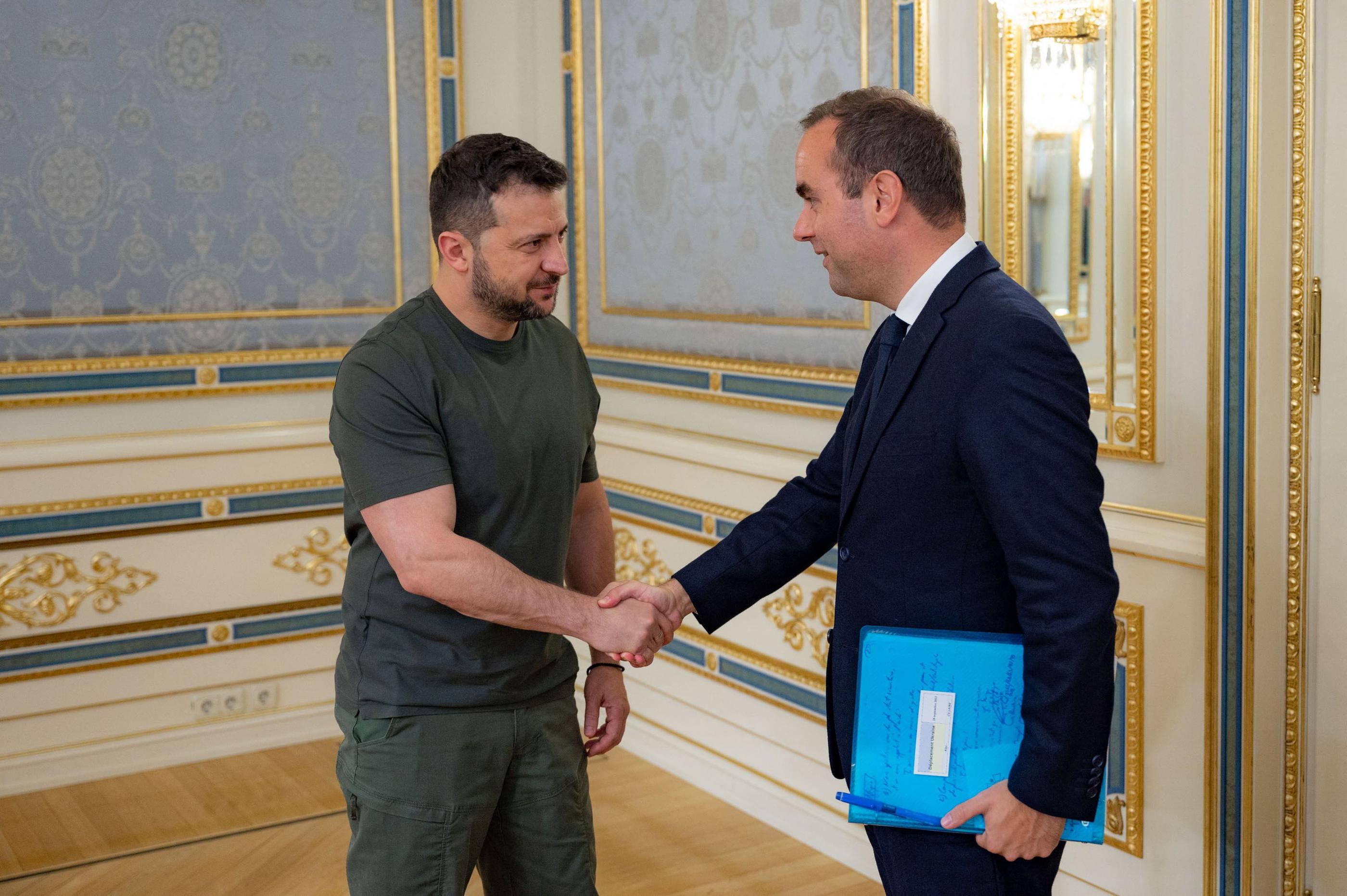 Kiev (Ukraine), samedi. Le ministre français des Armées, Sébastien Lecornu (à droite), rencontre le président ukrainien, Volodymyr Zelensky. AFP/Présidence ukrainienne