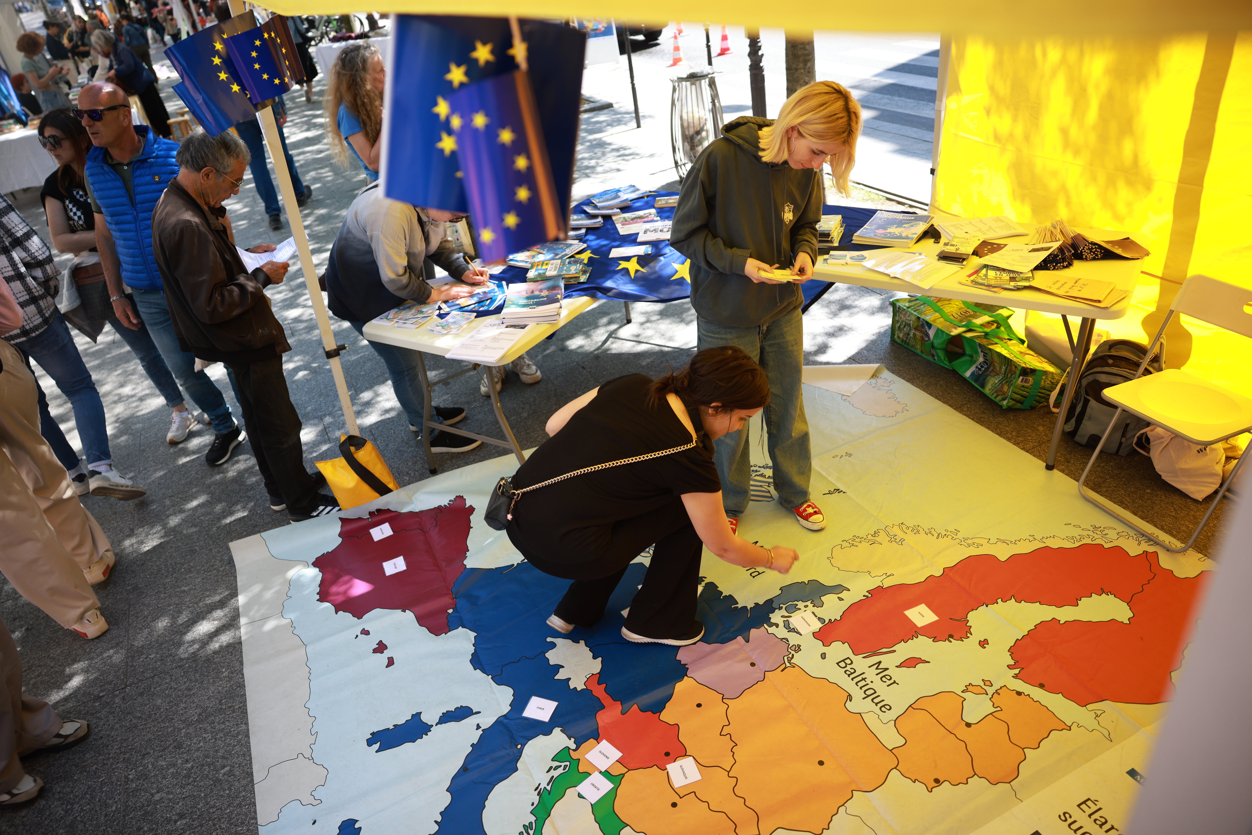 Paris, place de Clichy, le 9 juin. En ce jour d'élections européennes, la maison de l'Europe tient un stand sur un festival afin de sensibiliser les citoyens à l'utilité du vote. LP/Olivier Arandel