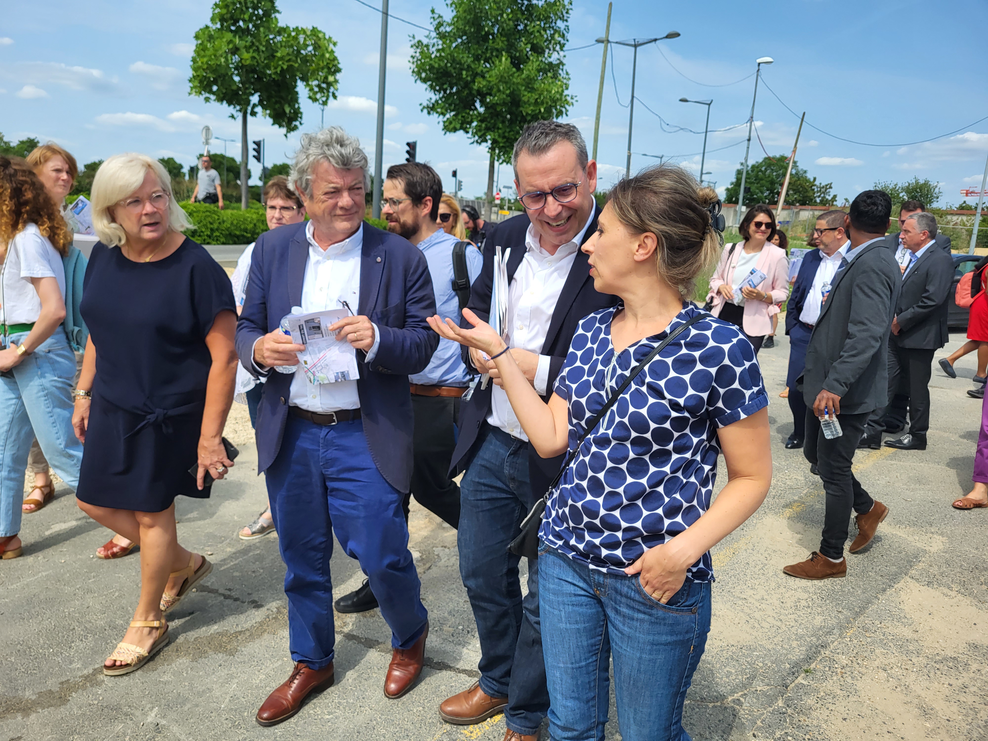 Catherine Vautrin, présidente de l'ANRU, Jean-Louis Borloo et Philippe Rio, maire de Grigny (de gauche à droite), ont déambulé avec des habitants dans le quartier de la Grande Borne. LP/M.V.