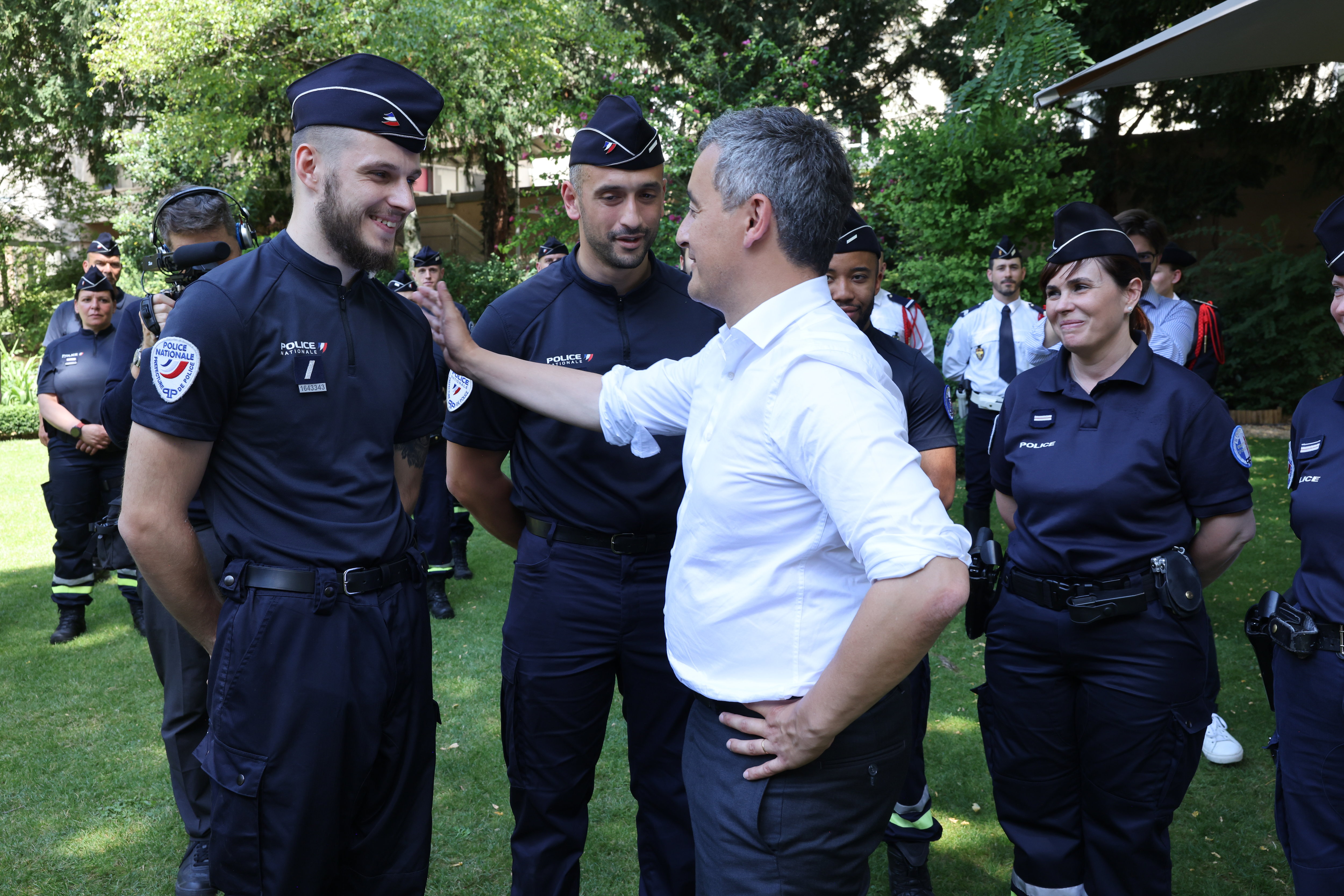 Franck (prénom d'emprunt), 31 ans (à droite), et Thomas, 22 ans (à gauche), ont été décorés de la médaille de la sécurité intérieure, échelon or, par le ministre de l'Intérieur. LP/Olivier Lejeune