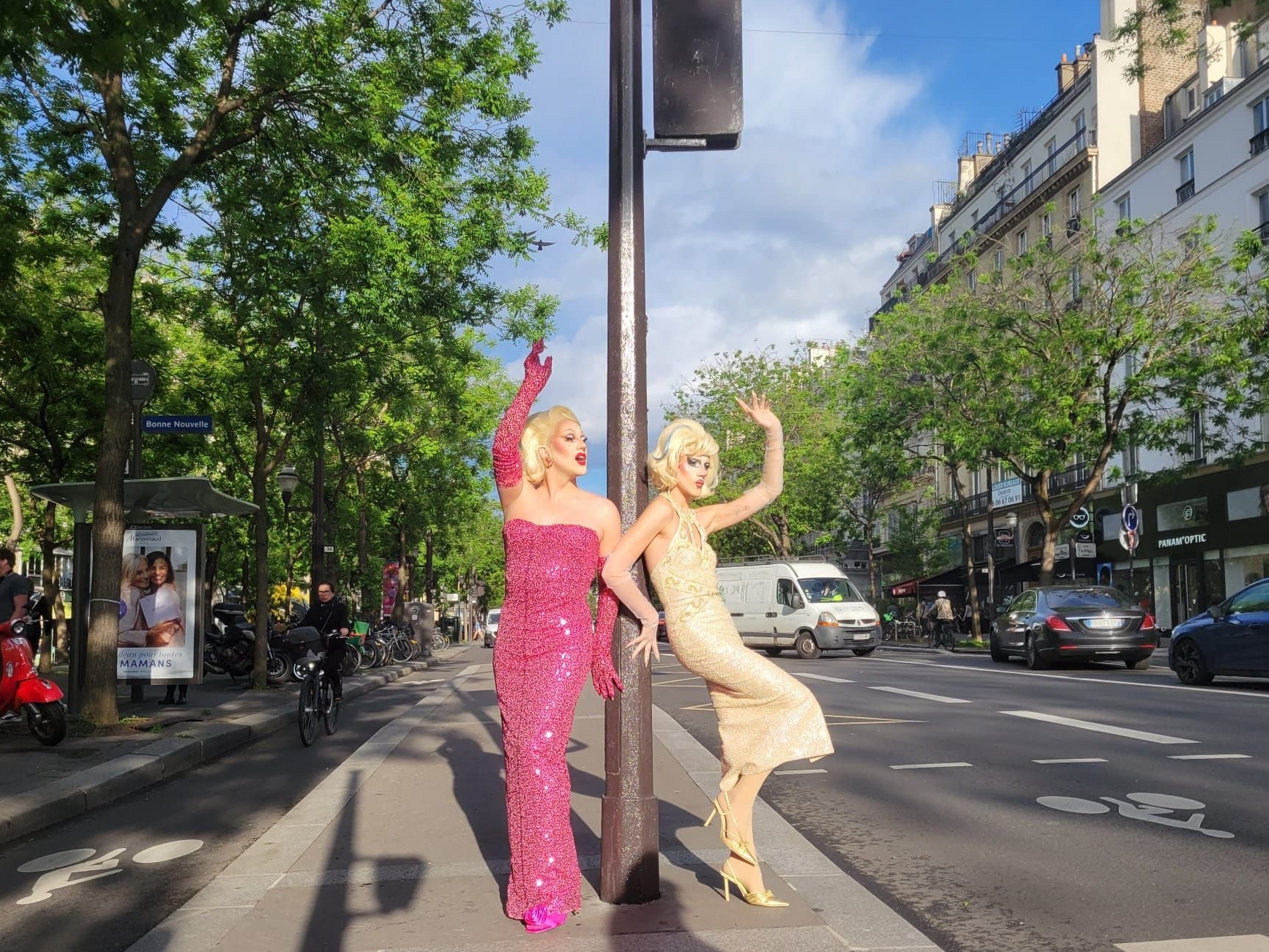 Paris, mardi 21 mai. Le duo Rose et Punani, passée par la 2e saison de «Drag Race France», prend la pose avant son numéro de prestidigitation clownesque au Cabaret Cares.