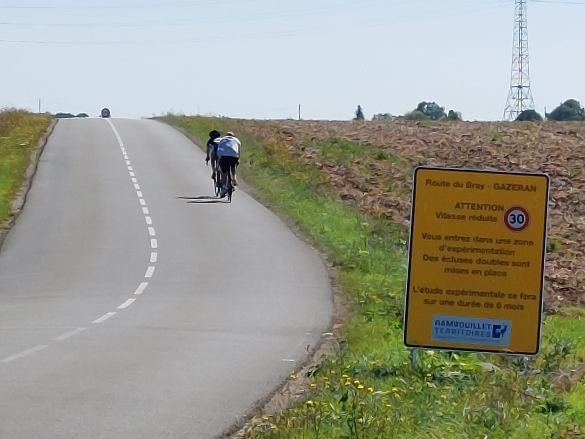 Gazeran (Yvelines), le 28 août. Les défenseurs du vélo redoutent les conséquences de l'arrivée de nombreux nouveaux habitants sur les routes, notamment sur la route du Bray, connue pour sa dangerosité. LP/Elisabeth Gardet