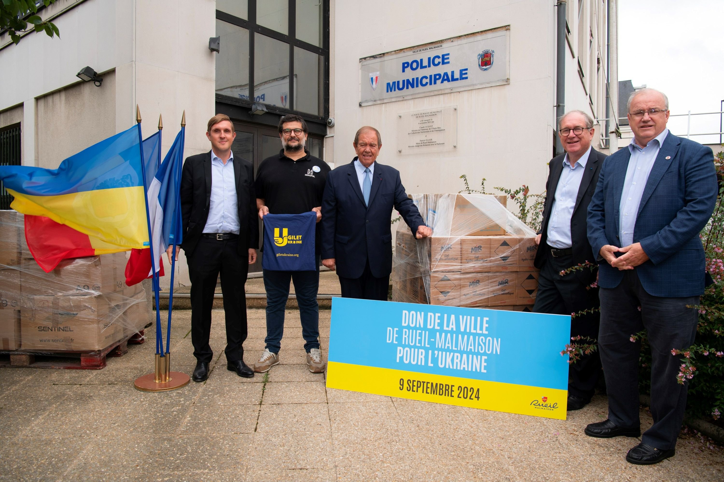 Avec son association fondée en 2022, l'entrepreneur marseillais Nicolas Risterucci, ici aux côtés du maire (LR) de Rueil, Patrick Ollier, reconditionne des gilets pare-balles déclassés de policiers municipaux. Christophe Soresto