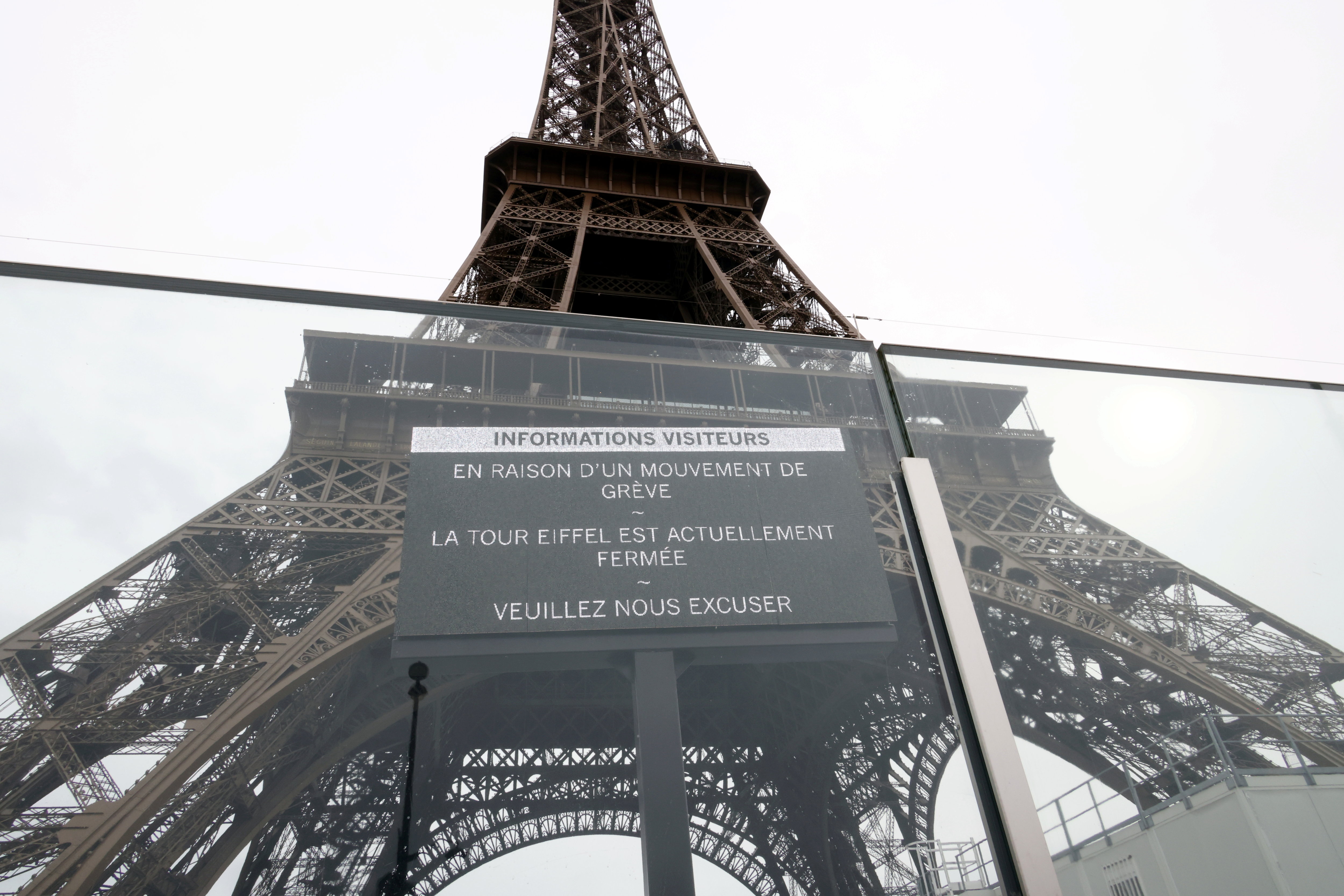 Tour Eiffel (Paris VIIe). Depuis le 19 février, le monument est fermé au public en raison d'une grève du personnel. LP/Delphine Goldsztejn