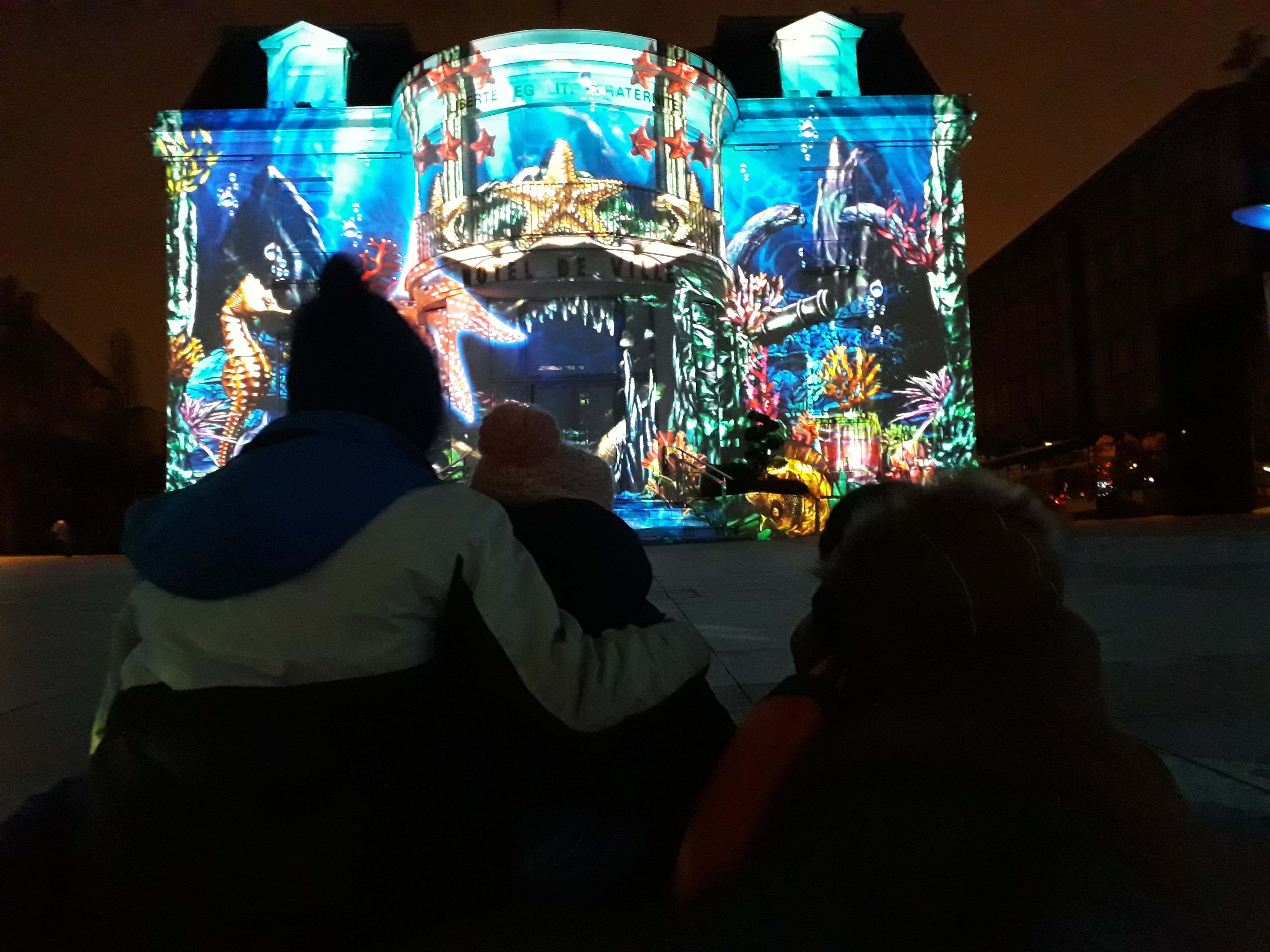 À Enghien-les-Bains, pour les fêtes de fin d'année (ici début janvier 2019), les familles viennent découvrir les projections monumentales créées chaque année. (Archives) LP/Marie Persidat