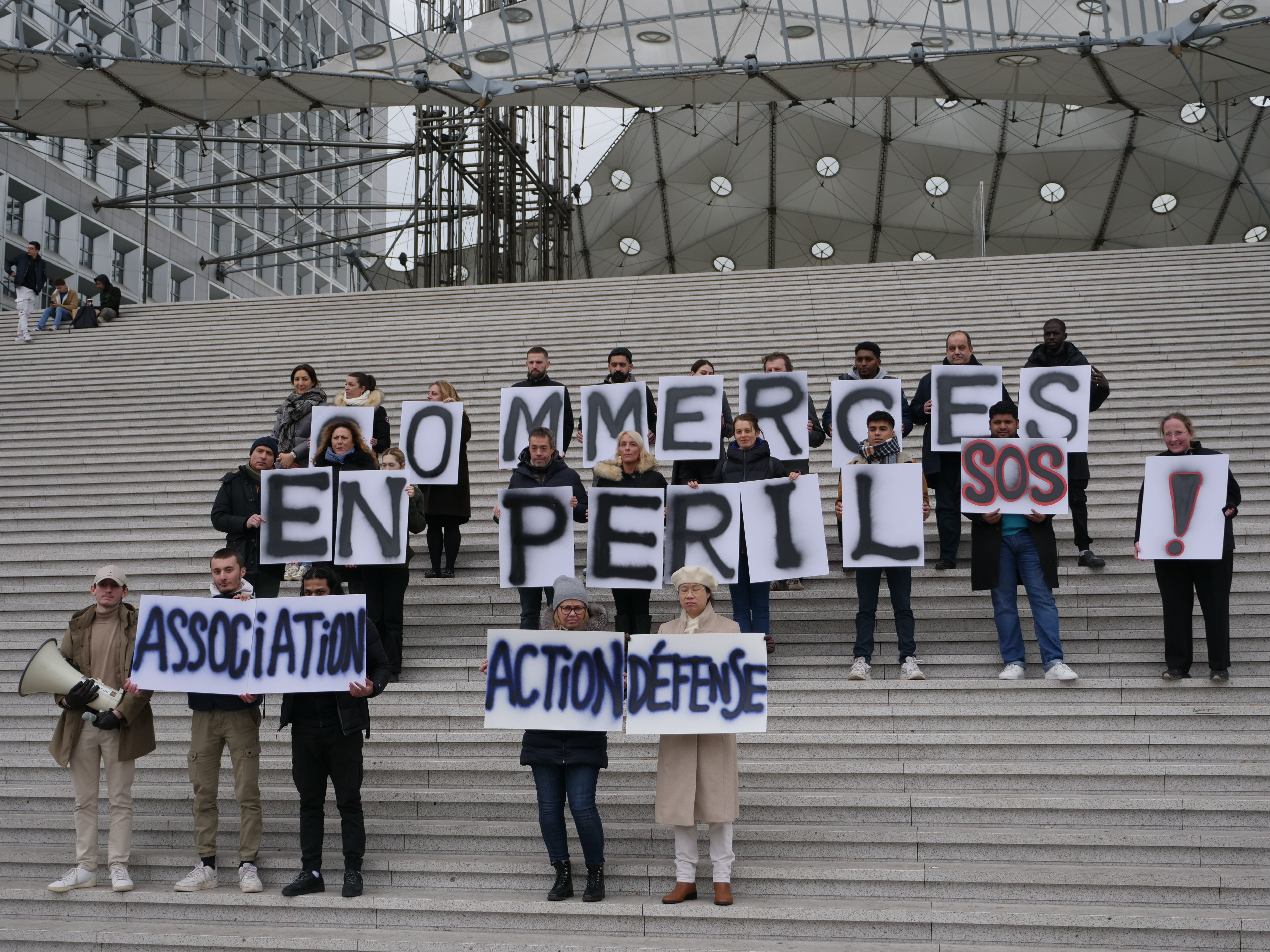 La Défense, ce lundi après-midi. Une trentaine de commerçants se sont rassemblés, ce lundi, au pied de la Grande Arche pour dénoncer les « ravages » du télétravail.