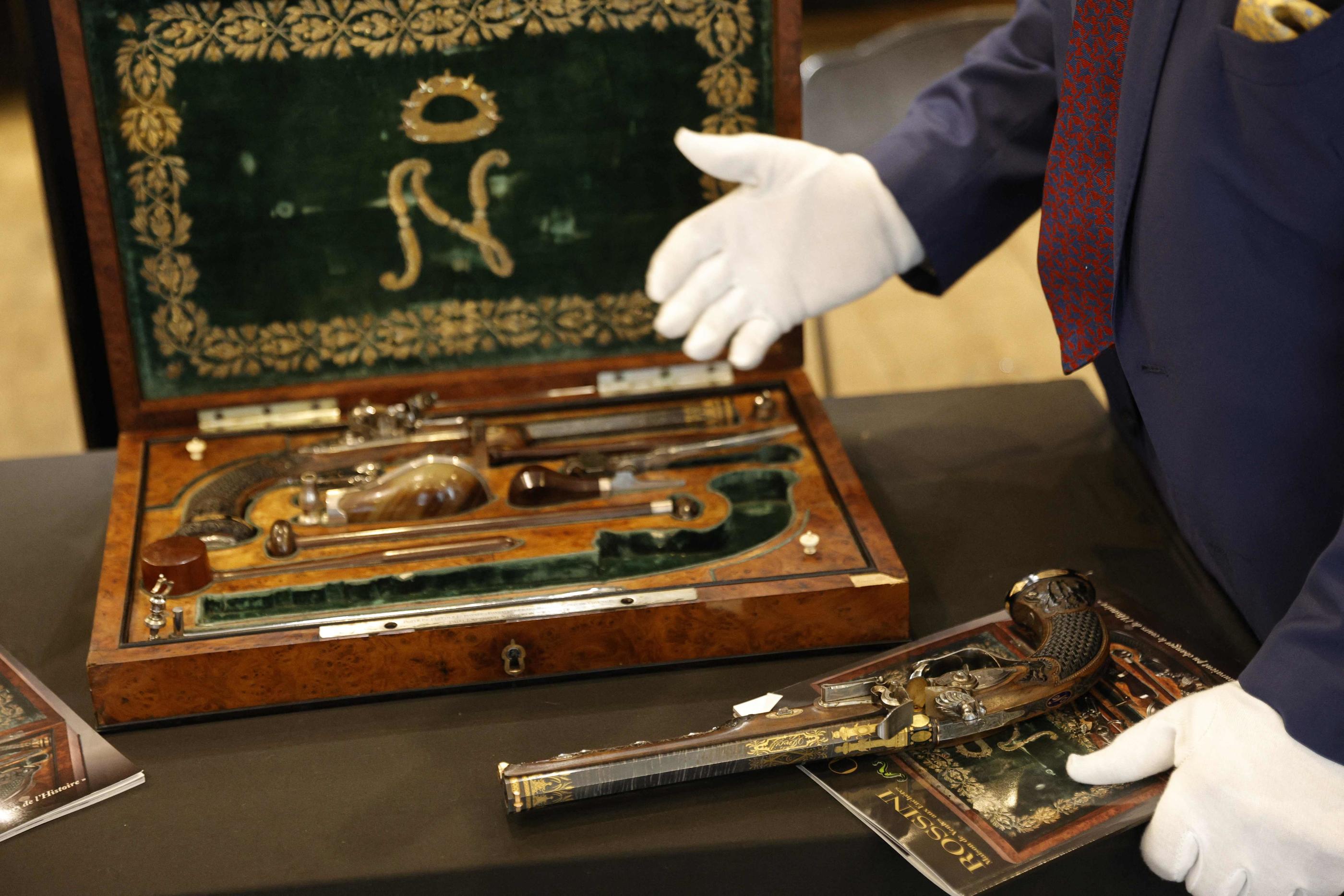 Vendus dans leur précieux coffret de bois et avec leurs accessoires, ces deux pistolets à percussion, sont incrustés d’or et d’argent. AFP/GEOFFROY VAN DER HASSELT