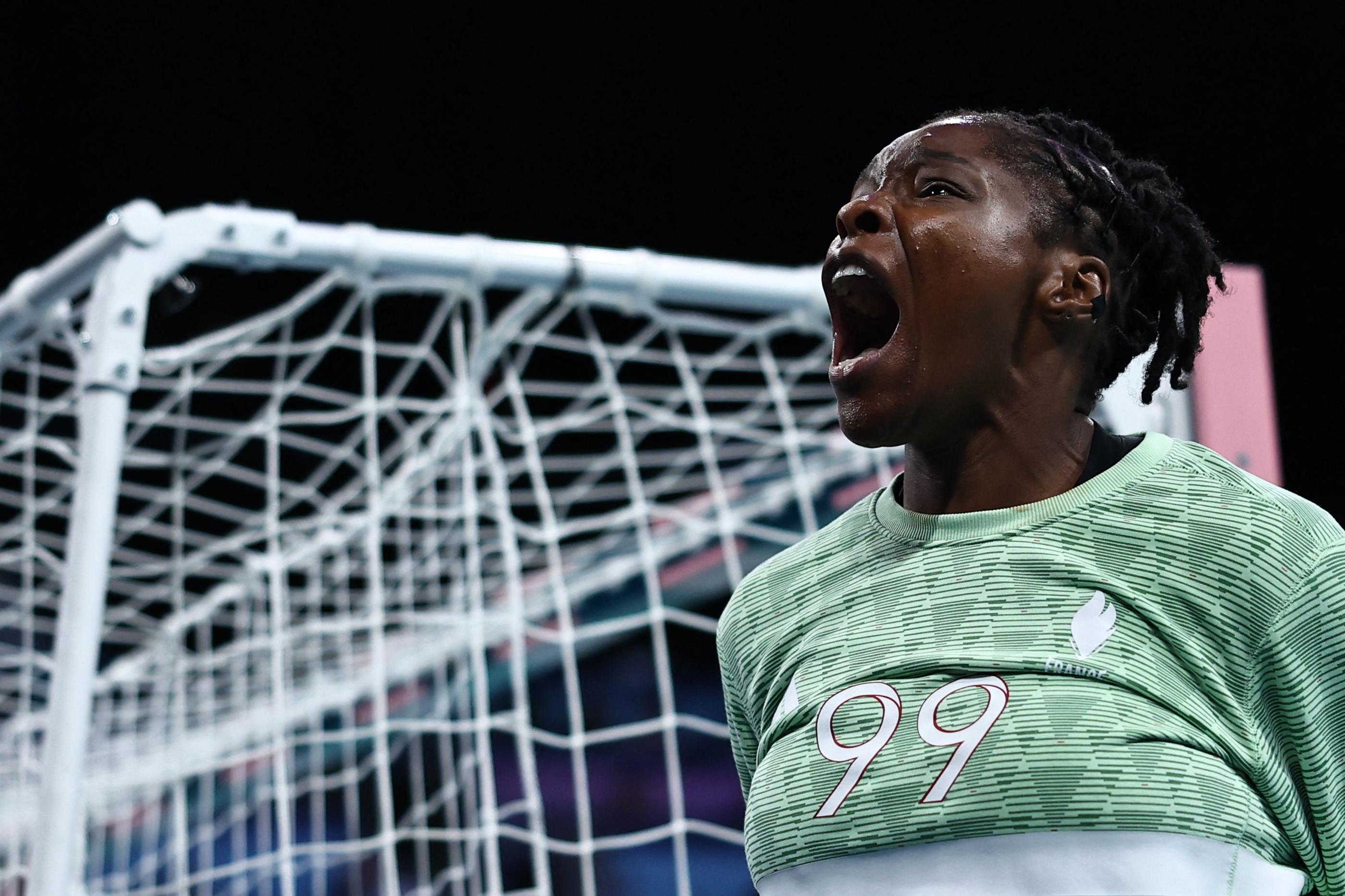 Hatadou Sako jouait pour le Sénégal il y a encore quelques années. La voilà en finale olympique avec la France. AFP/Sameer Al-Doumy