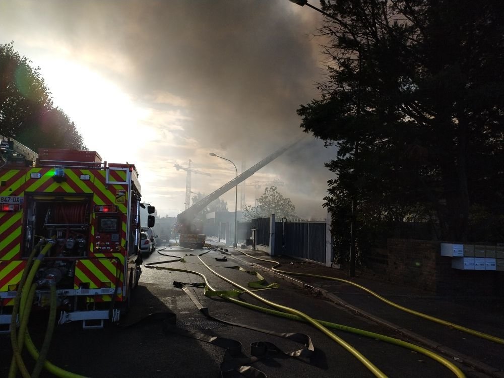 Argenteuil, vendredi 10 novembre 2023. Les locaux d'une société ont pris feu dans la matinée. La fumée, visible de très loin, a été signalé aux pompiers par de nombreux habitants. (DDSP 95)