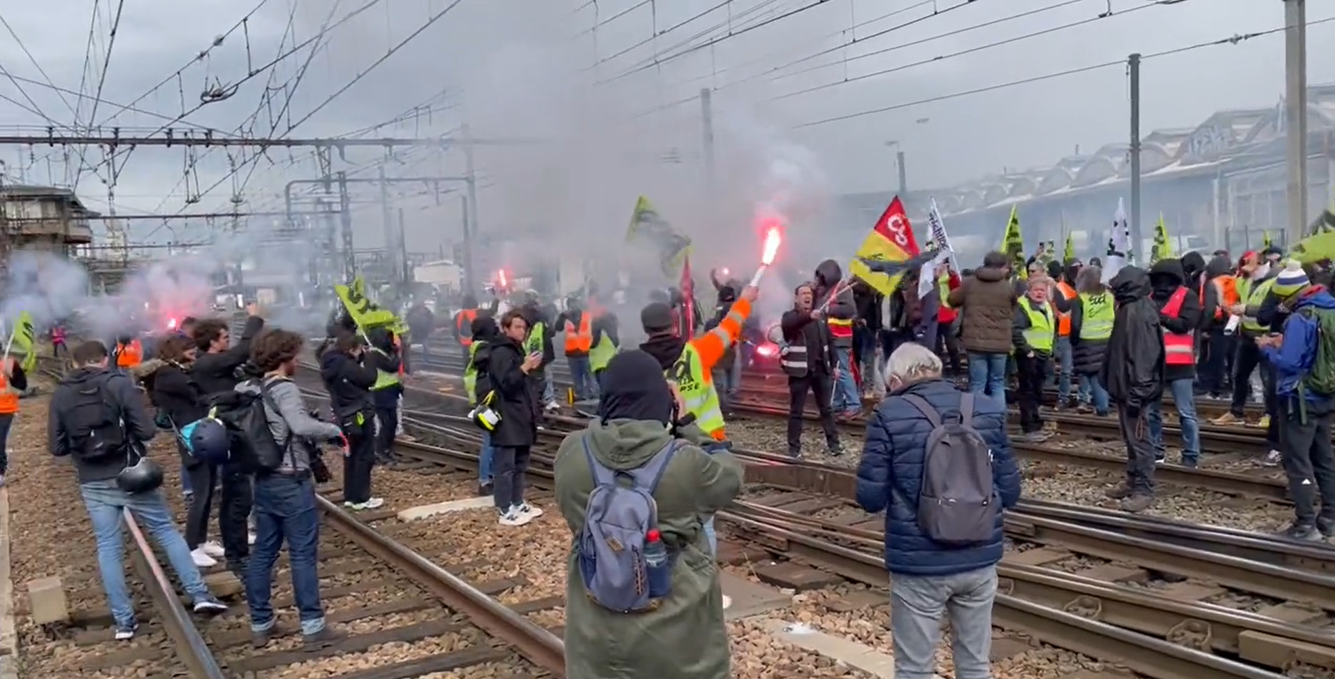 Plusieurs centaines de grévistes se sont rendus sur les rails de la Gare de Lyon ce mardi. LP/ Victor Tassel