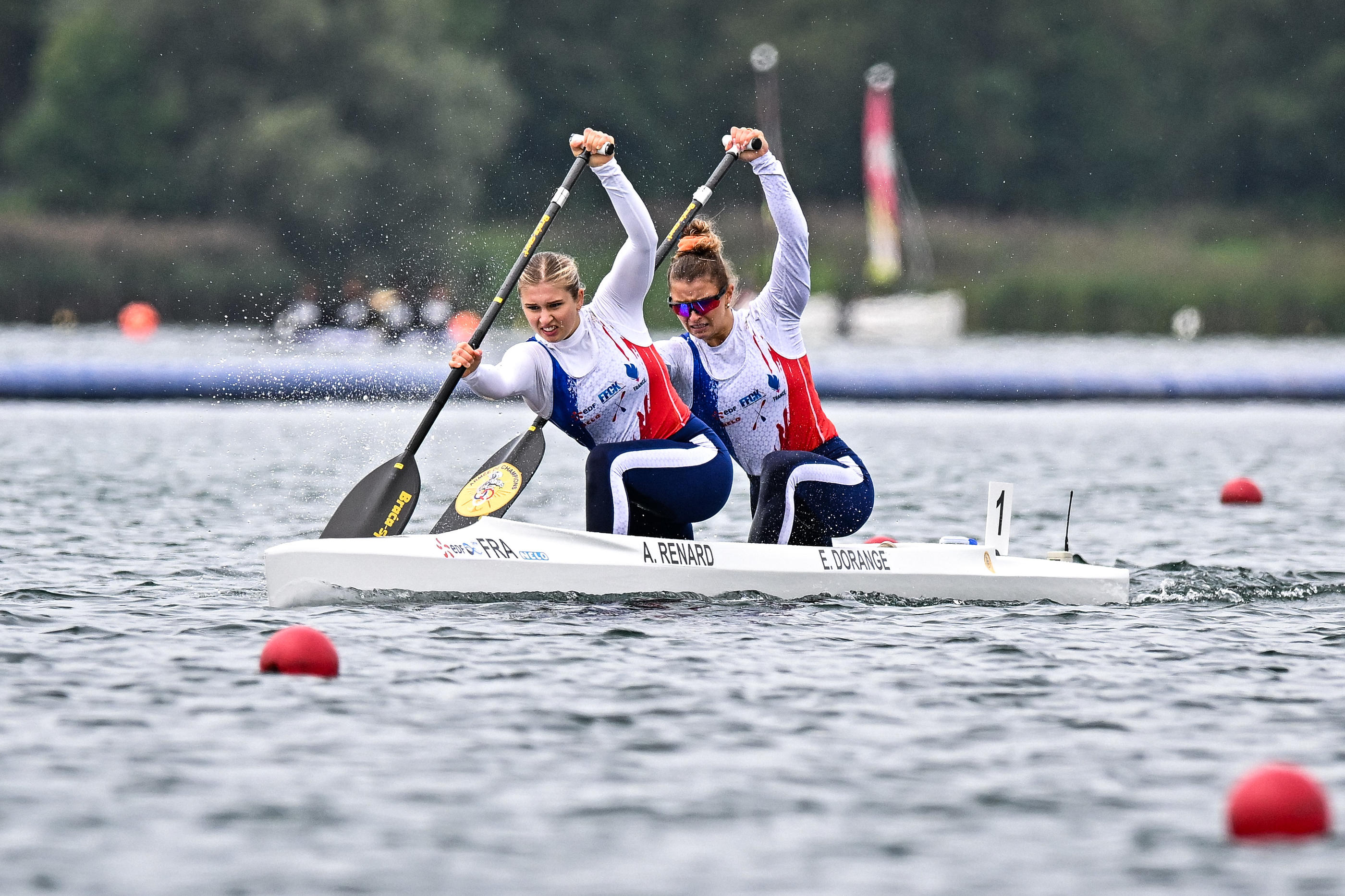 Les pagayeurs du canoë-kayak sprint, comme Axelle Renard et Eugénie Dorange (ici à Vaires-sur-Marne en août 2023) cultivent une rivalité cordiale avec les rameurs de l'aviron. Icon Sport/Baptiste Fernandez