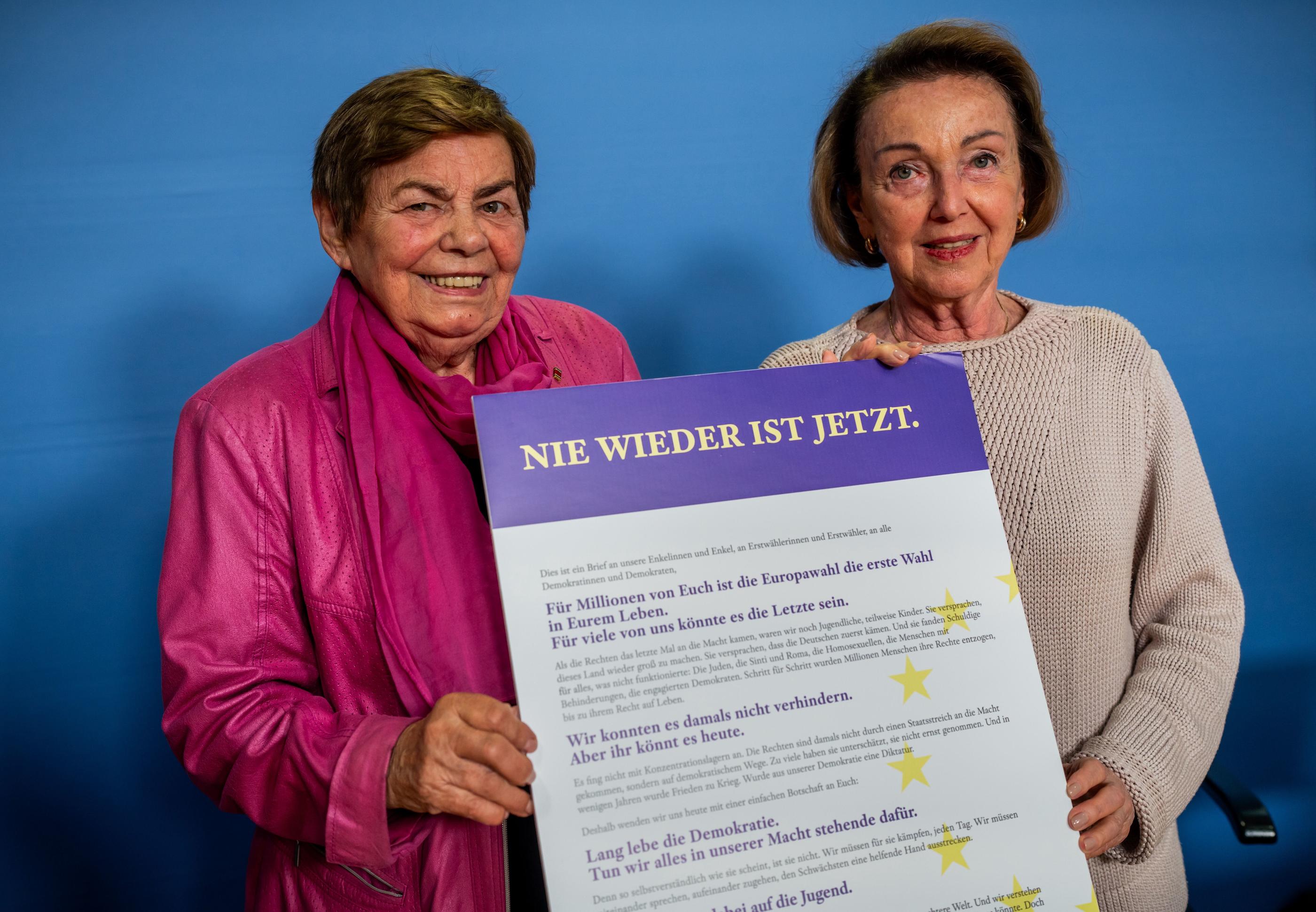 Ruth Winkelmann et Eva Umlauf, survivantes de la Shoah (ici à Berlin le 4 juin), mettent en garde les jeunes Européens contre la montée de l'extrême droite. Icon Sport