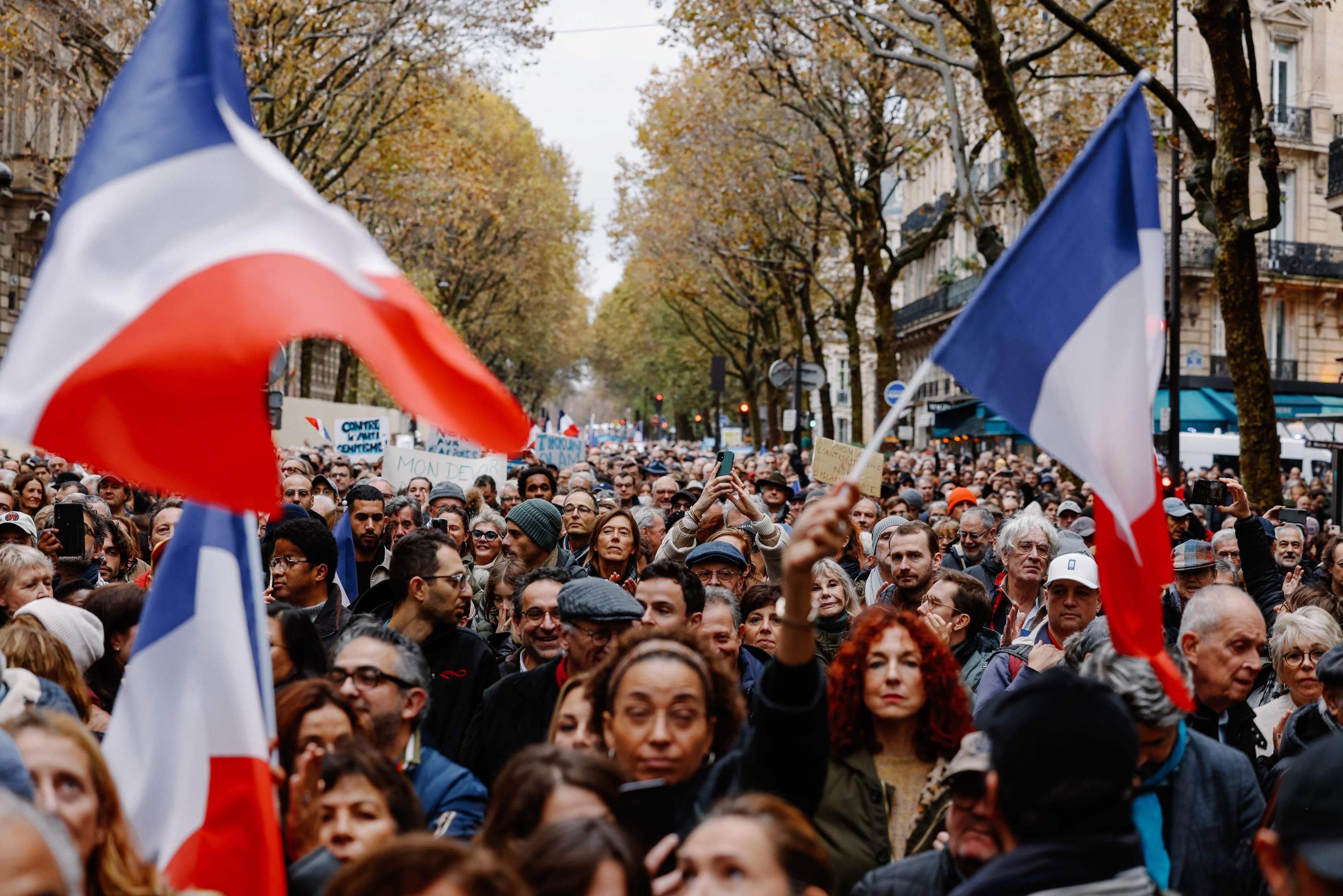 Partie des Invalides à Paris, ce dimanche, la marche contre l'antisémitisme a relié l'Assemblée nationale au Sénat. LP/Arnaud Dumontier