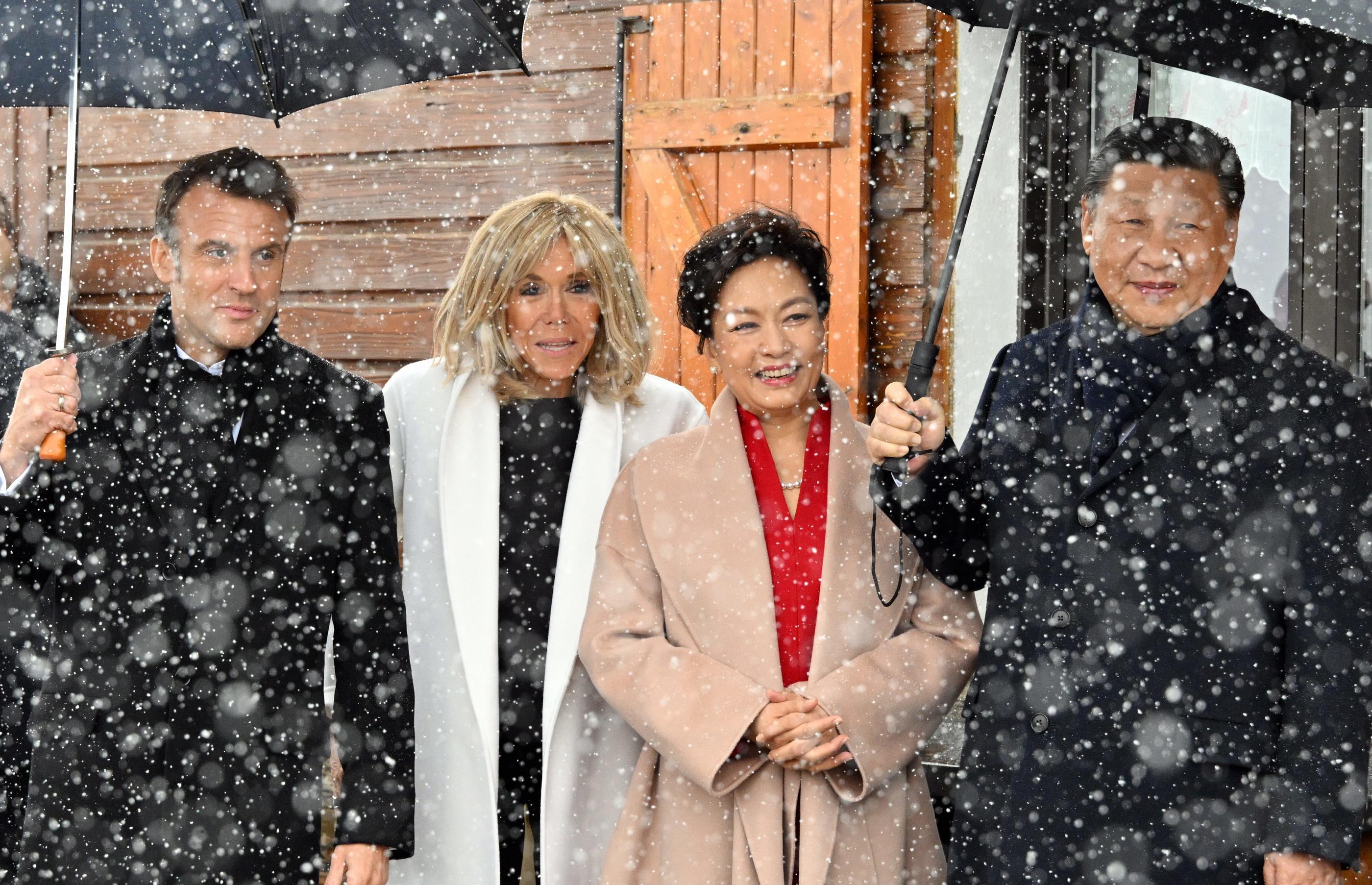 De gros flocons de neige et un fort vent balayaient ce mardi le col du Tourmalet (Hautes-Pyrénées), où Emmanuel Macron et Xi Jinping ainsi que leurs épouses se sont retrouvés pour un temps d’échange privilégié, loin du protocole. PhotoPQR/La Dépêche du Midi/Laurent Dard