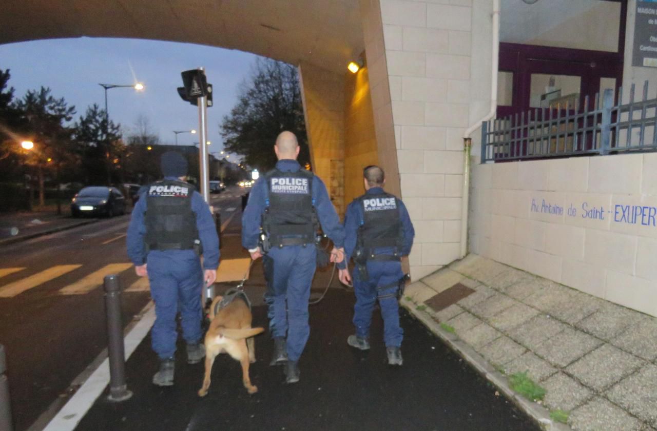 <b></b> Melun, le 26 novembre 2019. La police municipale avec un de ses six chiens à l’entrée de l’avenue Saint-Exupéry, dans le quartier Montaigu.