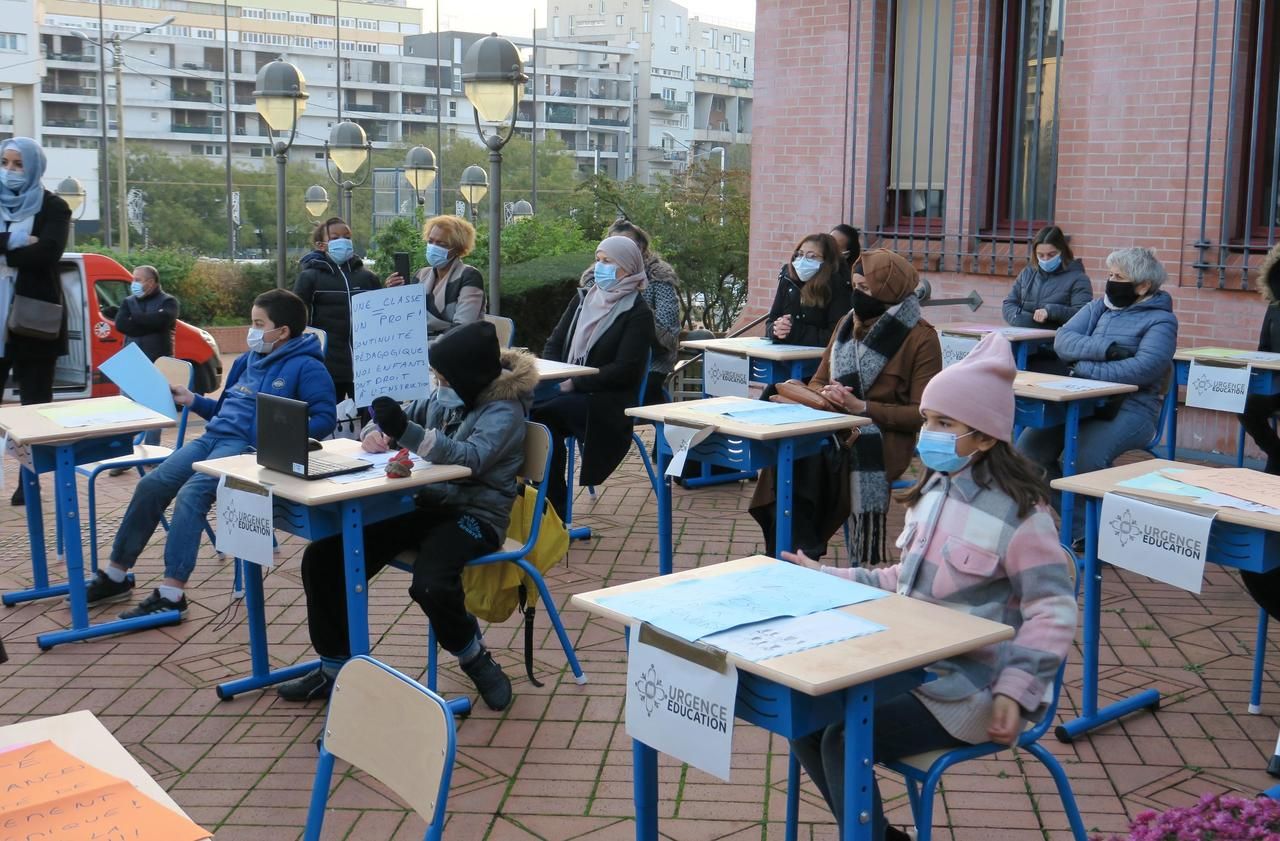 <b></b> Vitry-sur-Seine, mercredi 25 novembre. Parents et enfants ont organisé une « école ouverte » sur le parvis de la mairie de 8h30 à 10h30.