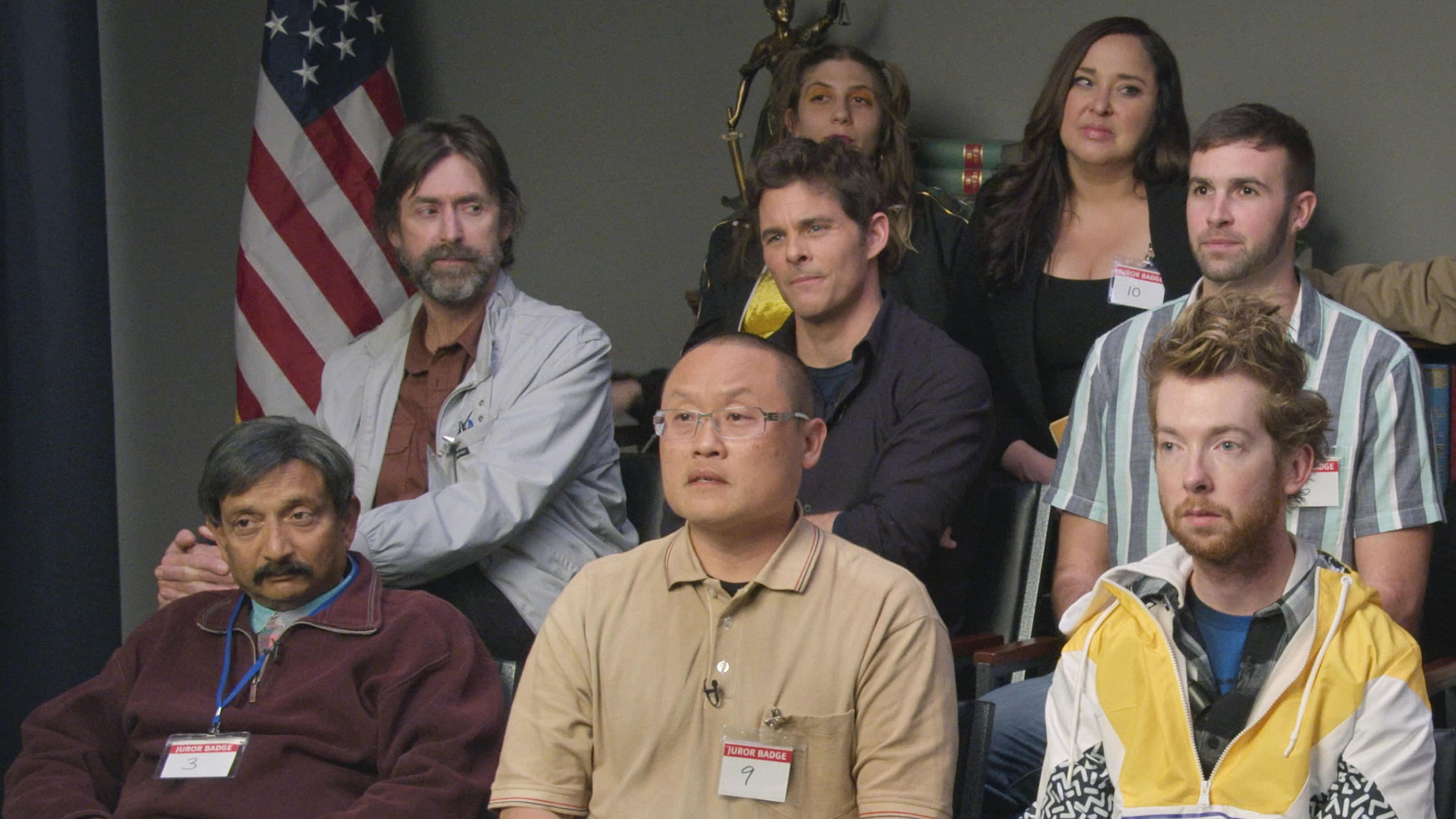 La série «Jury Duty» parle d'un procès aux États-Unis sous la forme d’un faux documentaire où tous les jurés sont des acteurs sauf un, Ronald Gladden (en chemise rayée sur la photo) qui est entrepreneur dans le secteur de l’énergie solaire, en Californie. TMDB