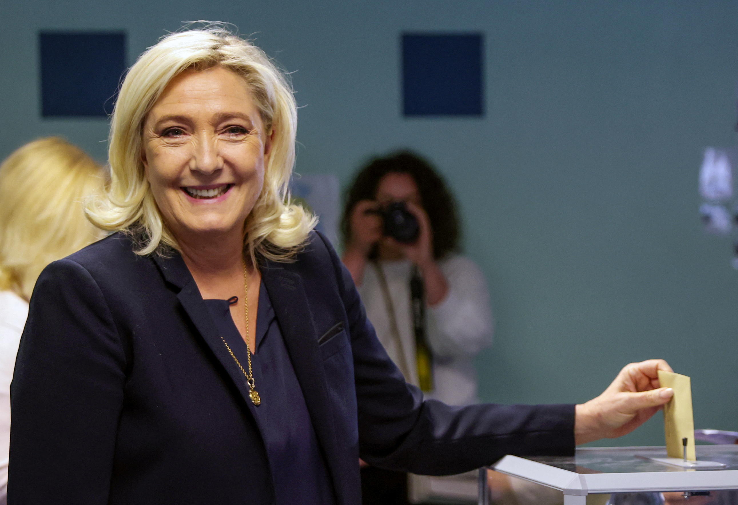 Forte de son statut de finaliste à la présidentielle et de sa percée aux législatives, Marine Le Pen ne manquera pas de revendiquer le rôle de «première opposante» à Emmanuel Macron. REUTERS/Johanna Geron