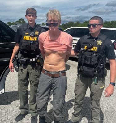 Le suspect de la tentative d'assassinat contre Donald Trump, Ryan Wesley Routh, dimanche 15 septembre, lors de son arrestation par la police locale. Office of the Sherif / AFP