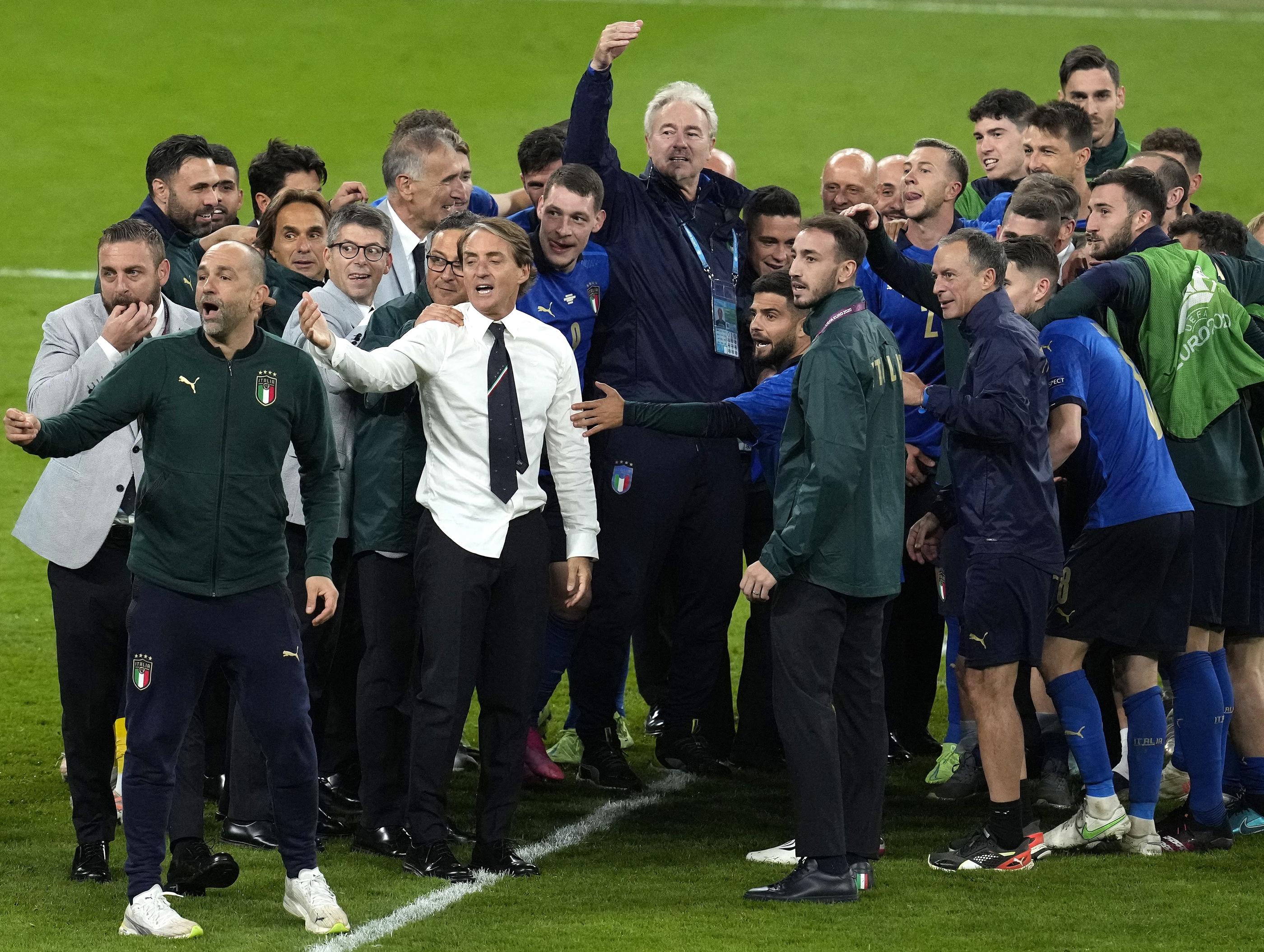 Roberto Mancini célèbre la victoire au milieu de son équipe. L'Italie est en finale de l'Euro ! Matt Dunham/MAXPPP