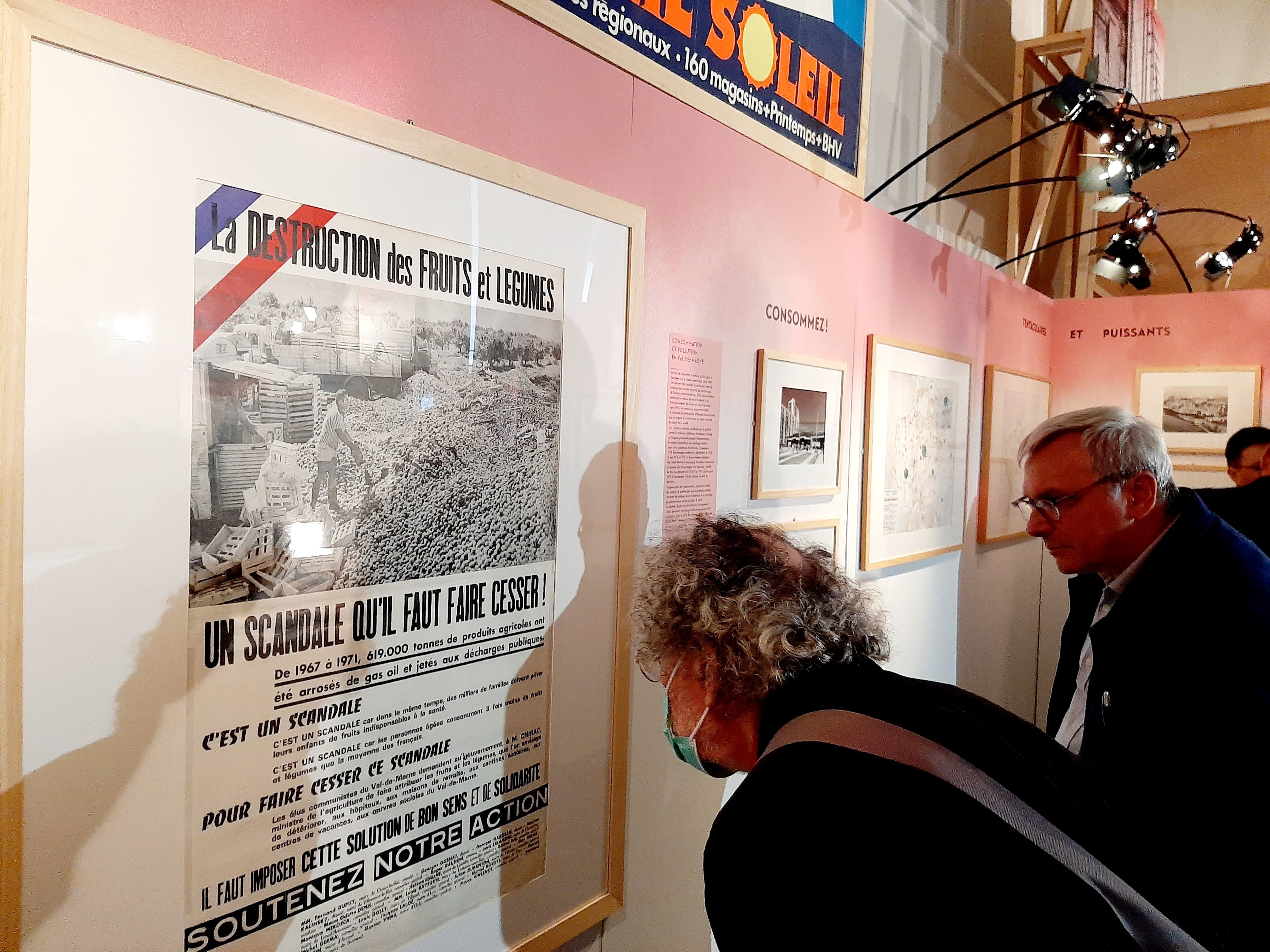 Créteil (Val-de-Marne), le 15 septembre 2022. L'exposition présente par exemple cette affiche sur le gaspillage alimentaire par les élus communistes du Val-de-Marne en 1972. LP/Marine Legrand