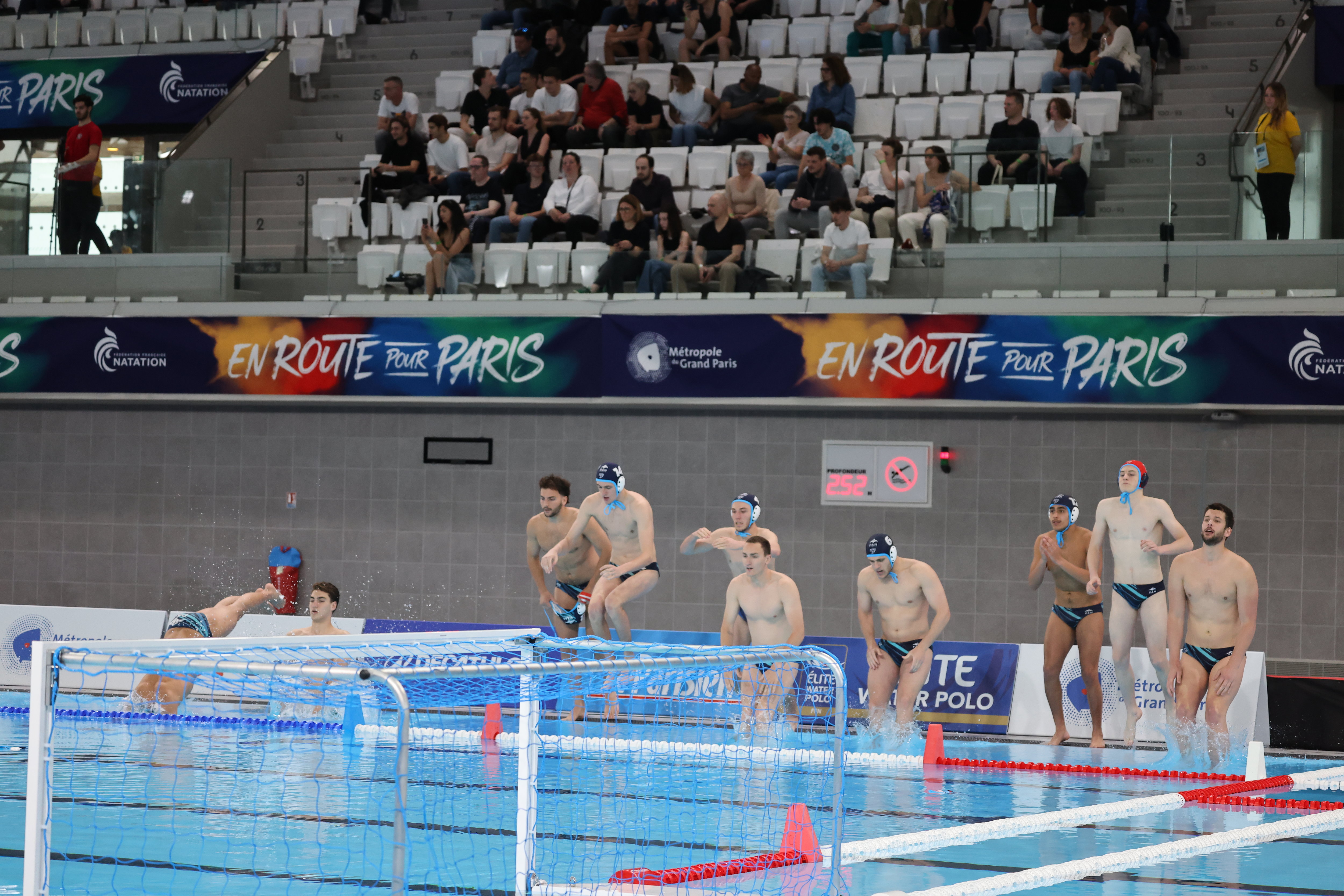 Malgré l'enjeu du Final Four ce mardi 7 mai, les poloïstes ont pu admirer et apprécier le nouveau centre aquatique olympique (CAO) de Saint-Denis (Seine-Saint-Denis). LP/Olivier Lejeune