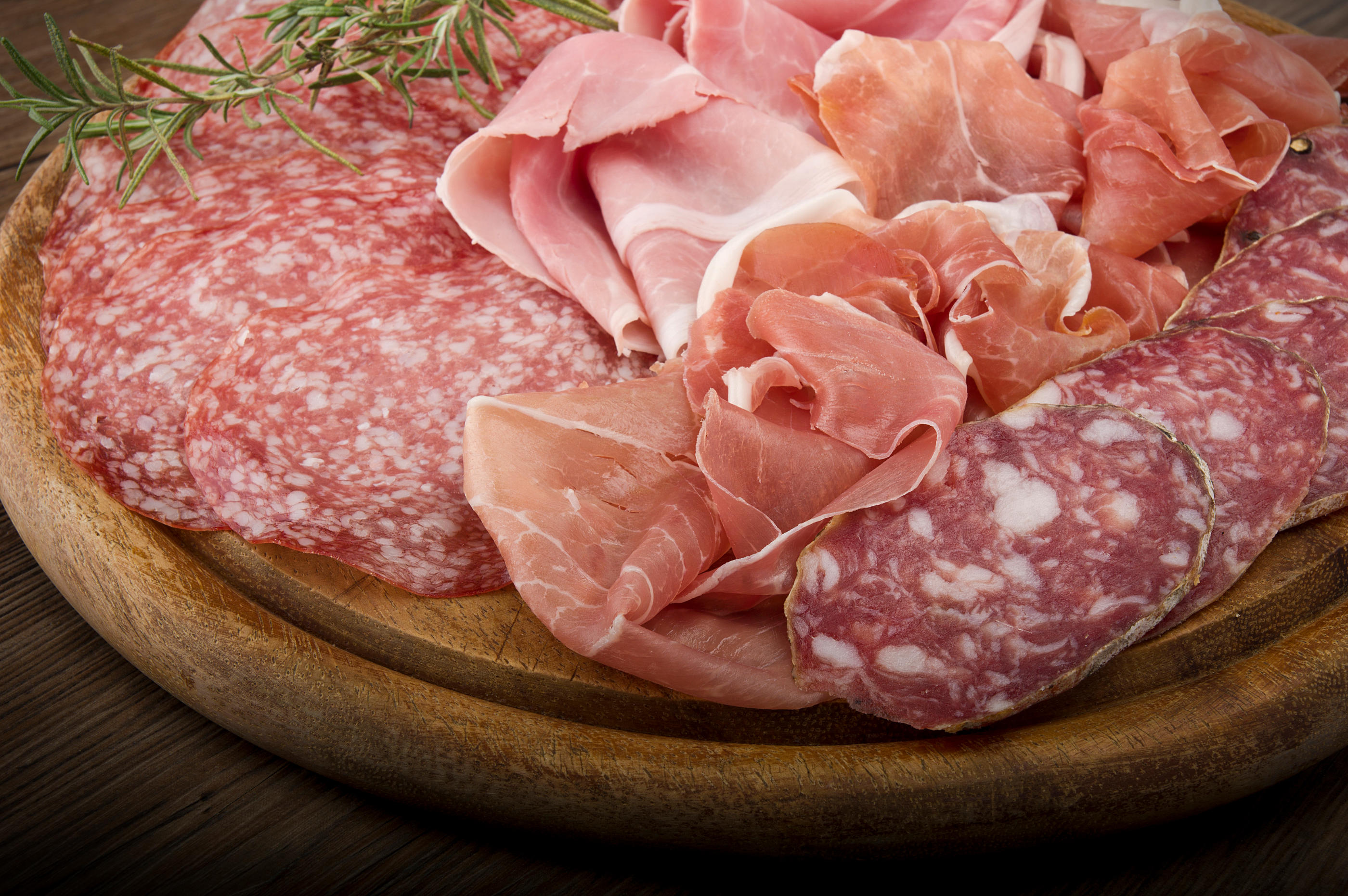 La viande grasse, en particulier transformée en charcuterie contribue à produire du mauvais cholestérol. Photopips