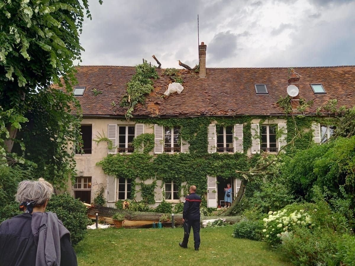 Nemours, dimanche 18 juin. Dans la soirée, un violent orage a arraché le tronc d'un tilleul tricentenaire dans une propriété privée. L'arbre s'est effondré sur la toiture d'une maison familiale. DR