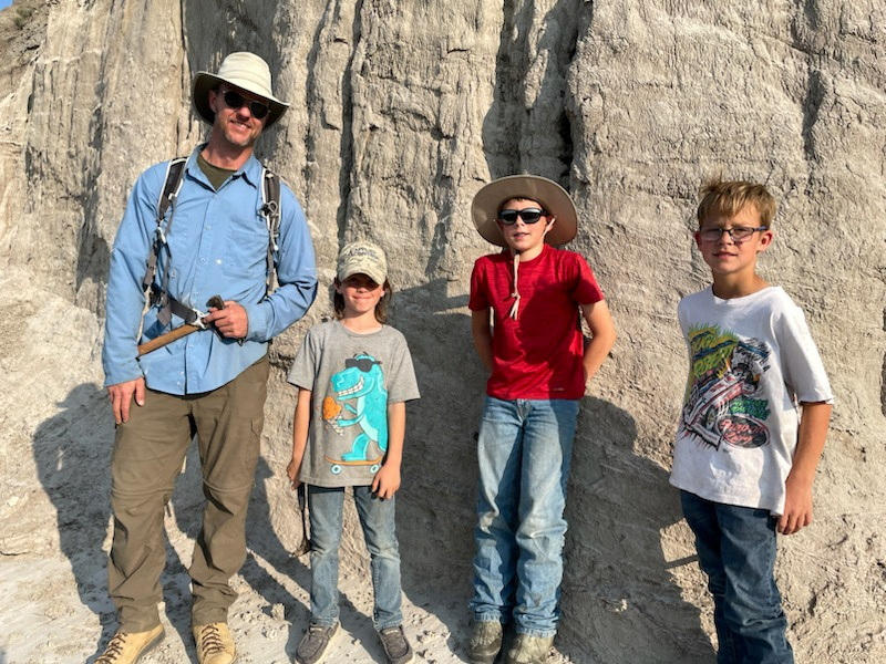 Le paléontologue Tyler Lyson a authentifié la découverte scientifique des restes d'un dinosaure par trois jeunes Américains en juin 2022 dans le Dakota du Nord. Reuters/Kirk Johnson