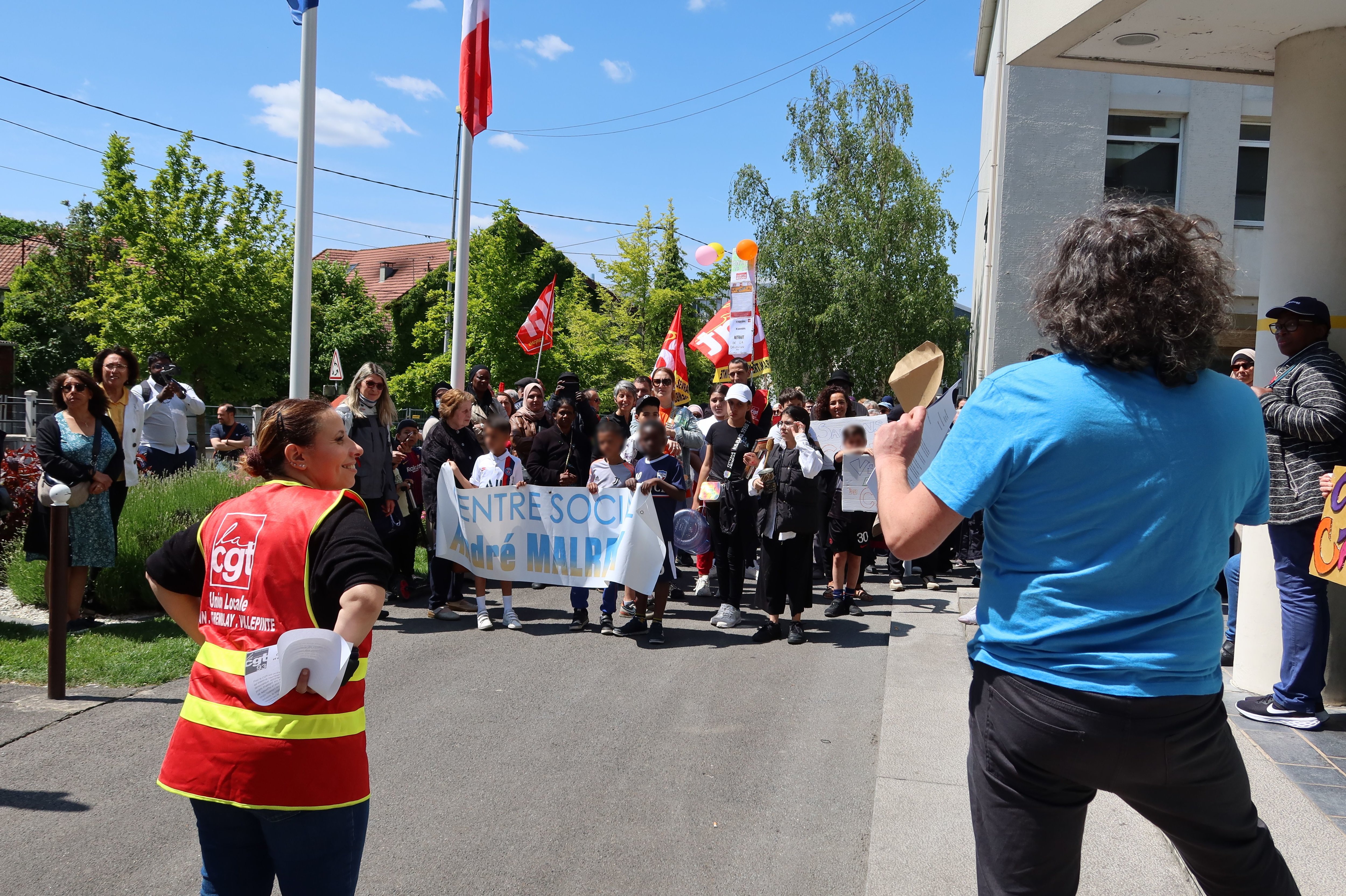 Villepinte (Seine-Saint-Denis), ce mercredi 24 mai. Des habitants, des syndicats, des élus de l'opposition et des salariés du centre social André-Malraux ont manifesté devant l'hôtel de ville contre la baisse de la subvention votée le 1er avril dernier en conseil municipal. LP/A.A.