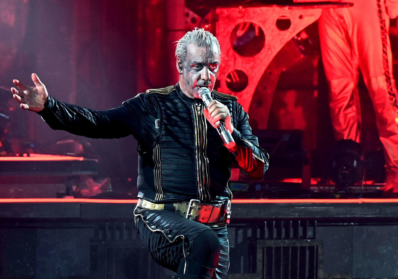 Le chanteur de Rammstein, Till Lindemann, lors d'un concert à Duesseldorf, en juin 2022. Icon Sport / Malte Krudewig