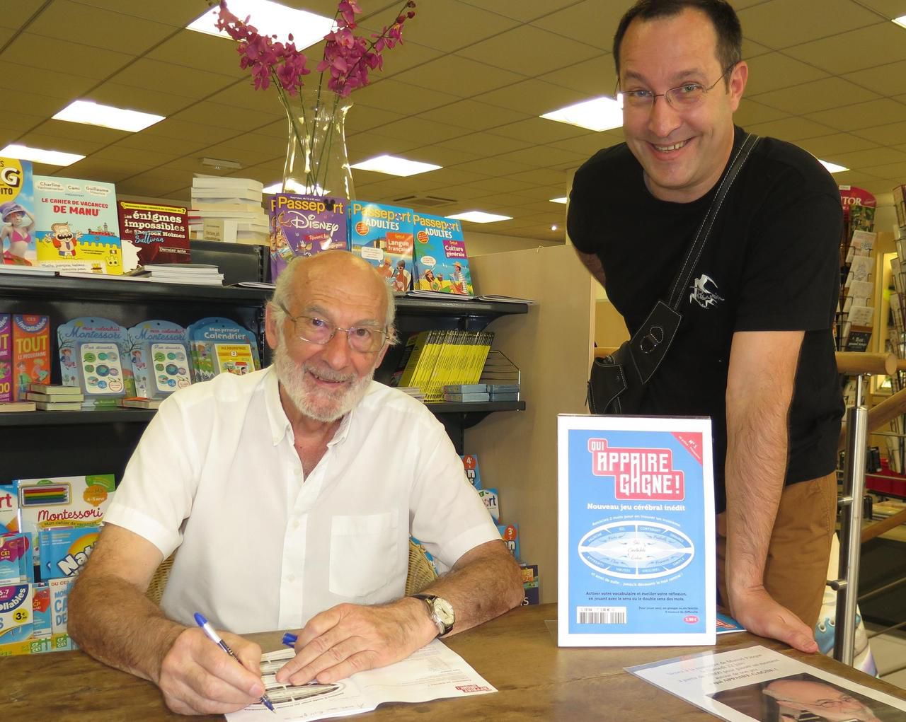 <b></b> Mantes-la-Jolie, le 22 juin. Marcel Pasqué, créateur du jeu « Qui appaire gagne », a écoulé une centaine de brochures lors d’une séance de dédicaces.