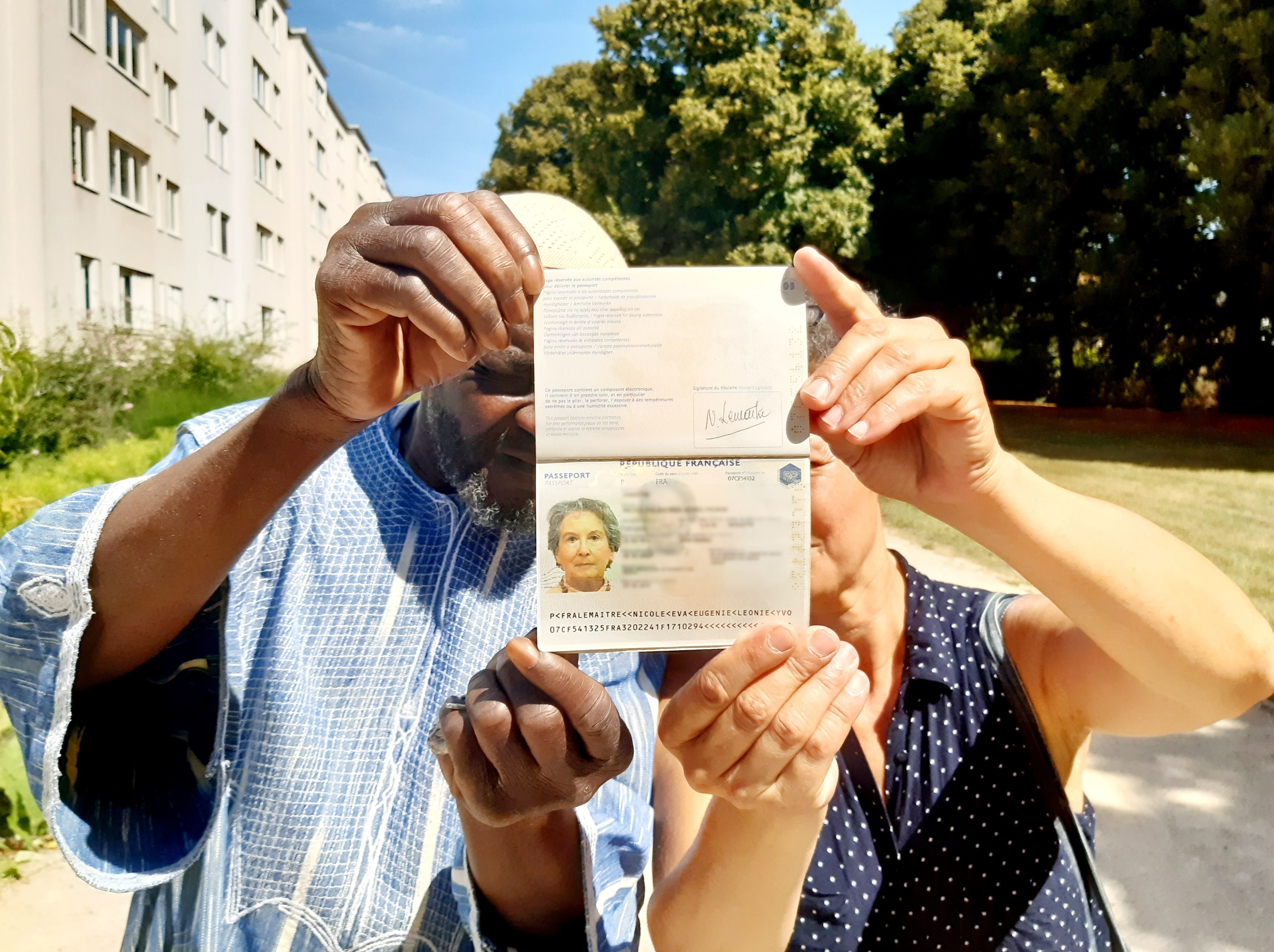 Villejuif, le 13 juillet 2022. Badara et Nadia tiennent entre leurs mains le passeport de leur voisine Nicole Lemaitre. LP/Fanny Delporte