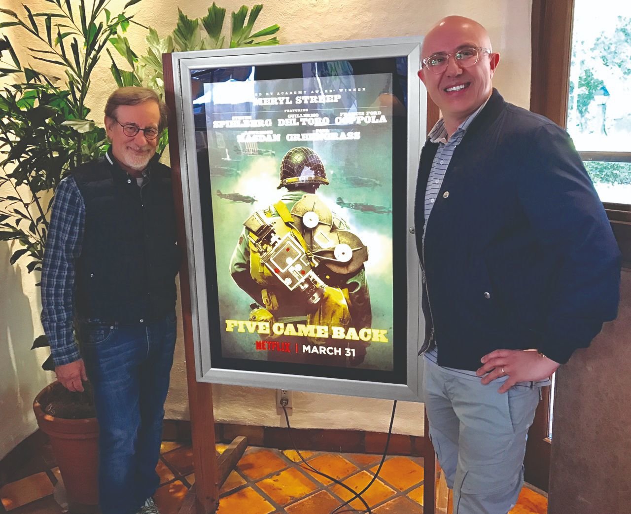 Laurent Bouzereau et Steven Spielberg lors de la sortie de « Five Came Back », un docu-série sur la Seconde Guerre mondiale. DR