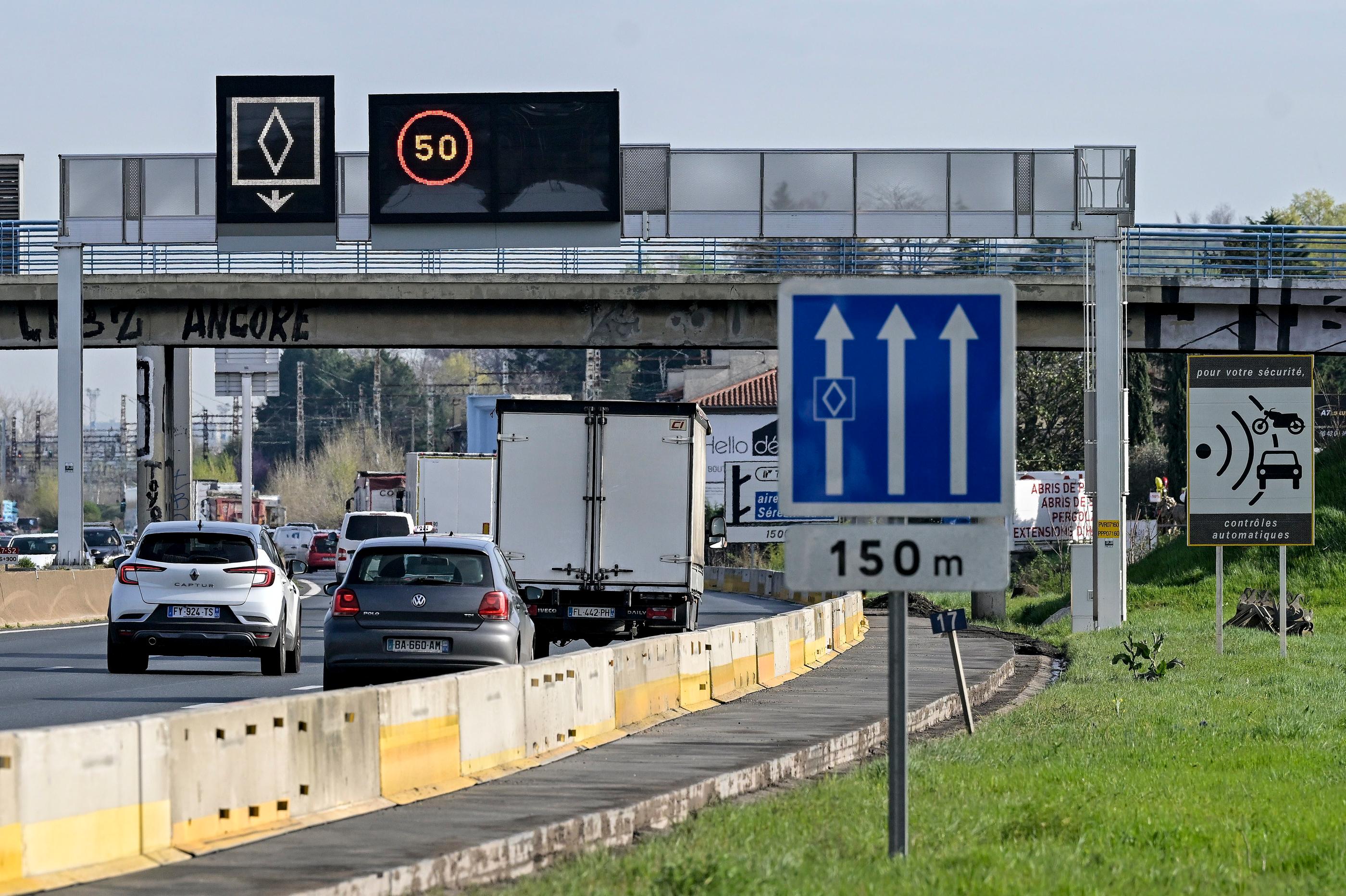 Outre l'abaissement de la vitesse maximale autorisée, une voie réservée au covoiturage est mise en place sur l'A7 entre Ternay et Feyzin (ici le 21 mars), le matin aux heures de pointe. PhotoPQR/Le Progrès/Maxime Jegat