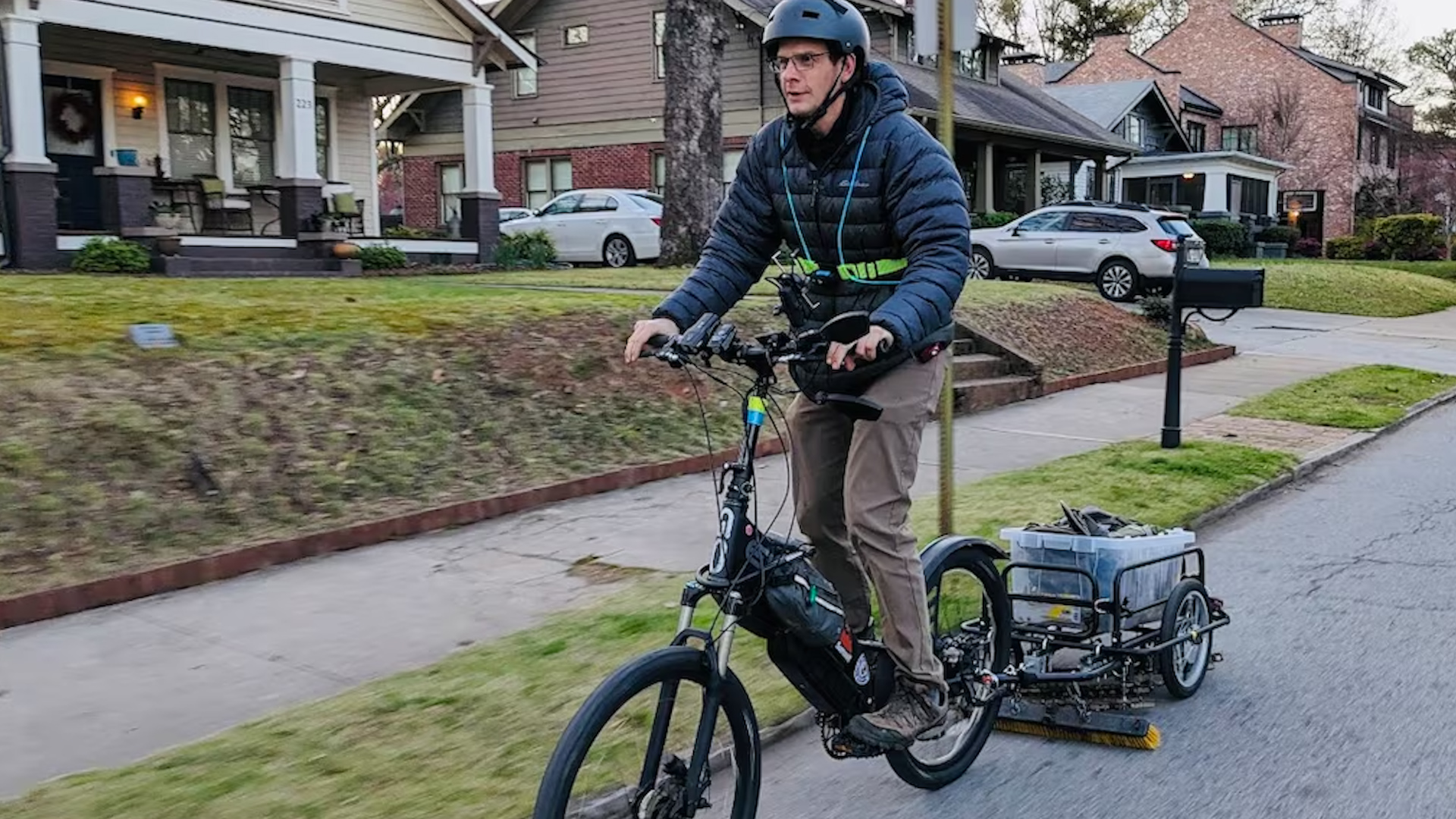 Atlanta (États-Unis) Alex Benigno a équipé son vélo d'une remorque sous laquelle il a placé des aimants.