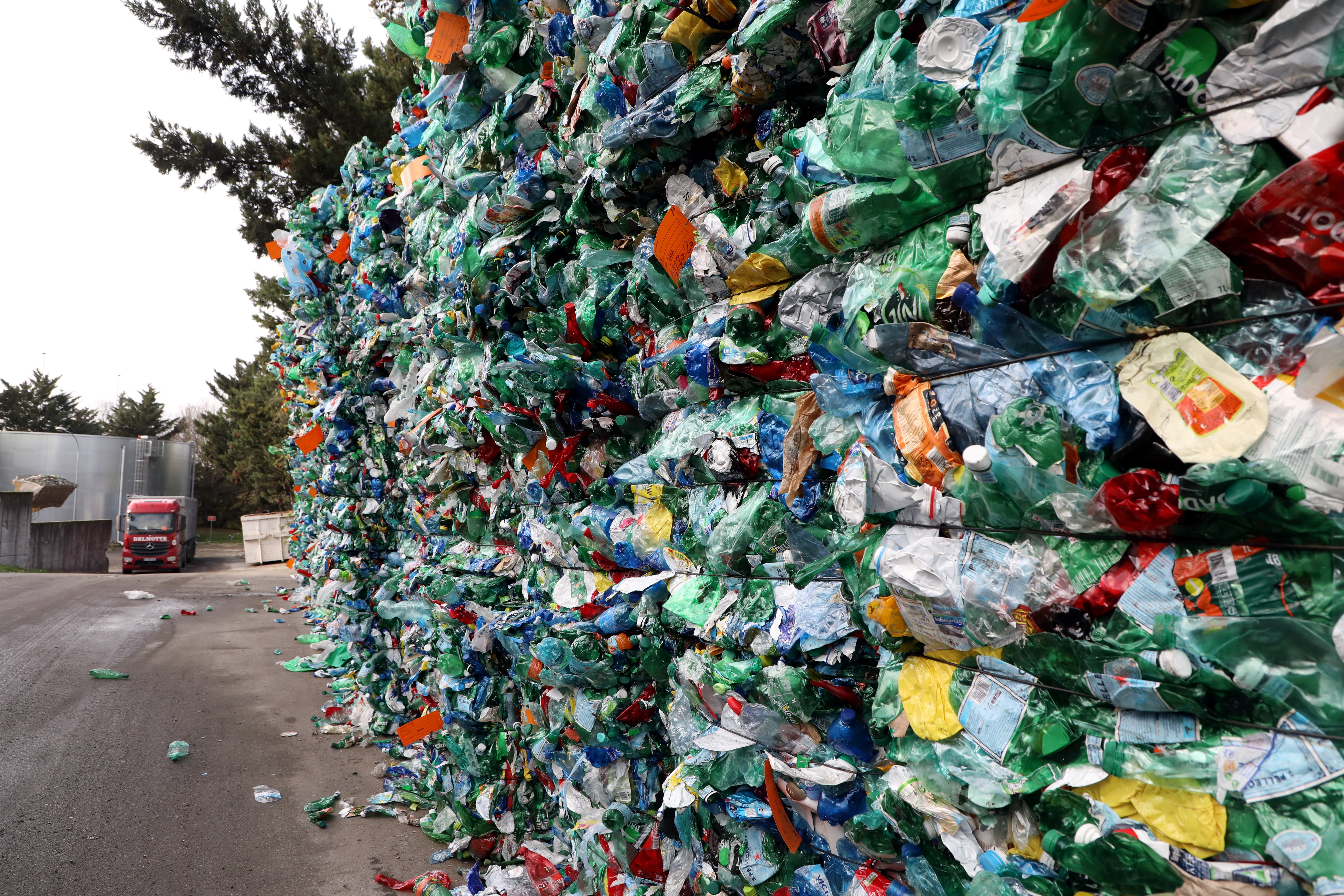 Chaque année, 860 000 tonnes de déchets plastiques sont jetées en Île-de-France par les entreprises et les ménages. (Illustration). LP/Jean-Baptiste Quentin