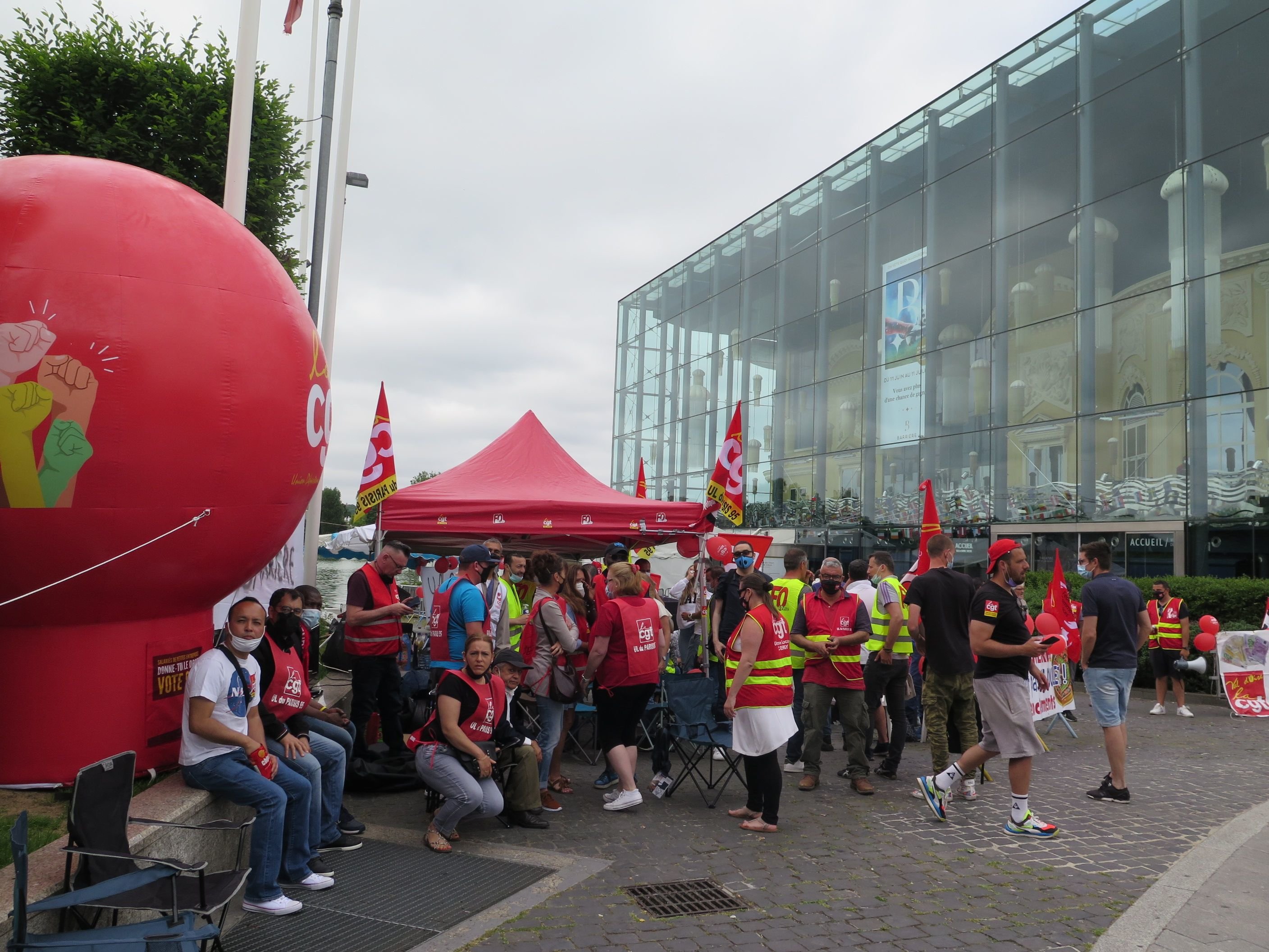 Les salariés et organisations syndicales luttent depuis maintenant six mois contre le plan de suppression de 69 emplois. LP/Marie Persidat.