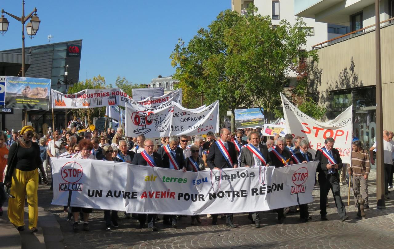 <b></b> Mantes-la-Jolie, ce samedi. Les opposants ont défilé en cortège entre le pont de Limay et la sous-préfecture. 