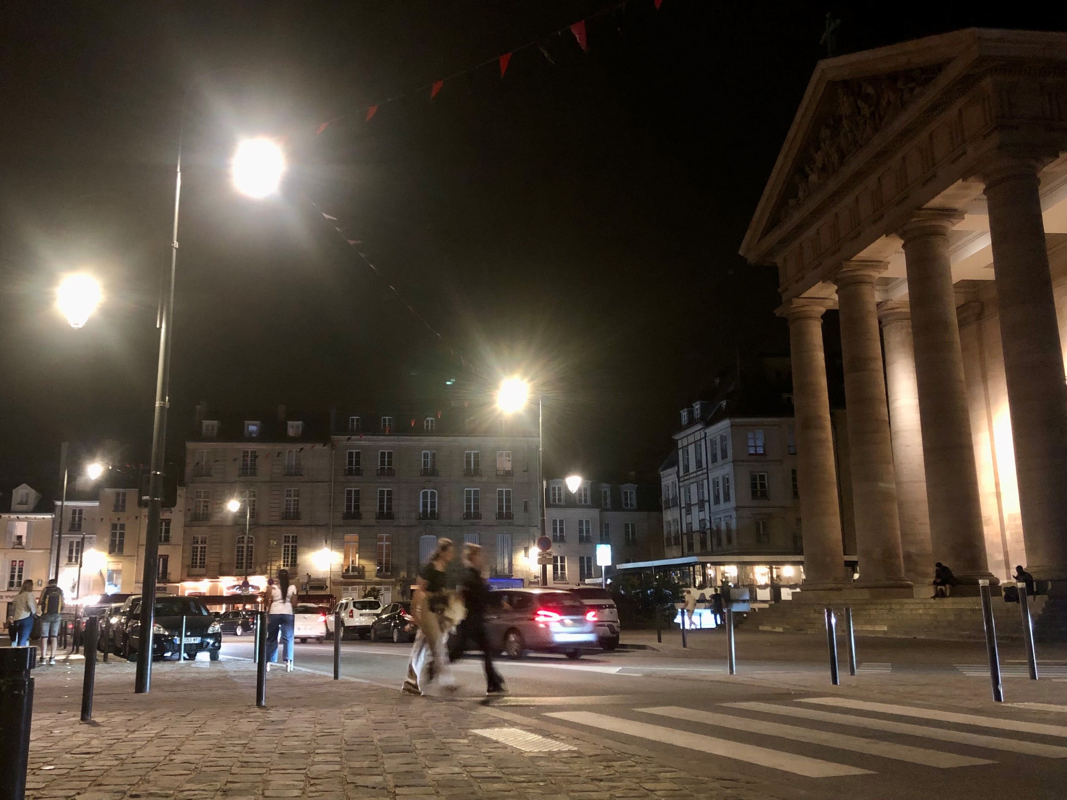Saint-Germain-en-Laye (Yvelines). La ville n'entend pas imiter celles qui ont choisi d'éteindre leur éclairage la nuit. Son argument numéro un : « La sécurité et la tranquillité de l'espace public ». LP/Sébastien Birden