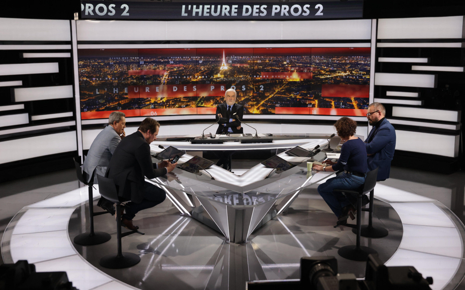 Pascal Praud et son équipe, le 23 novembre 2023, dans les locaux de CNews à Paris. LP/Philippe de Poulpiquet