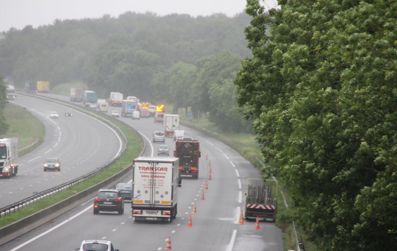 <b>Conchy-les-Pots, ce lundi après-midi.</b> Le temps de l’intervention des secours, la voie de droite a été neutralisée sur l’A1. 