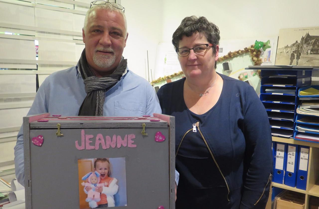 <b></b> Grandvilliers, mercredi. Anita Blondel, présidente de l’association des commerçants de la commune, a souhaité venir en aide à Fabrice (à gauche) et sa petite fille, malade.